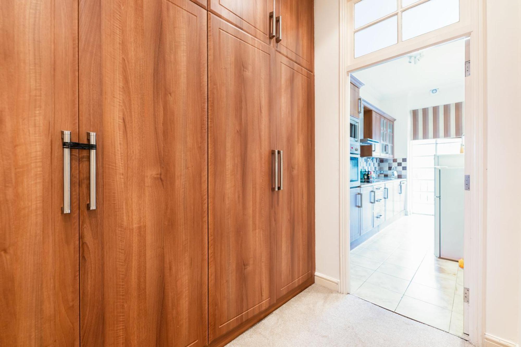Luxury 4 Bedroom Flat In Sussex Gardens * Londen