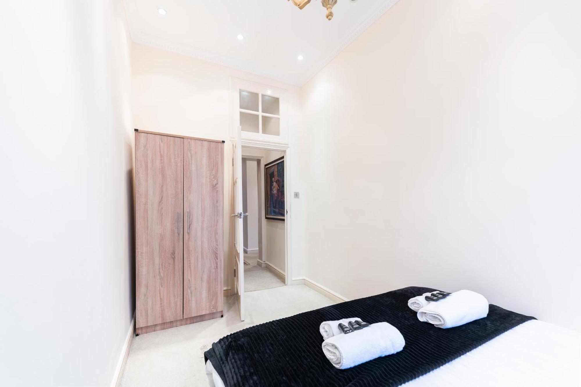 Luxury 4 Bedroom Flat In Sussex Gardens * Londen