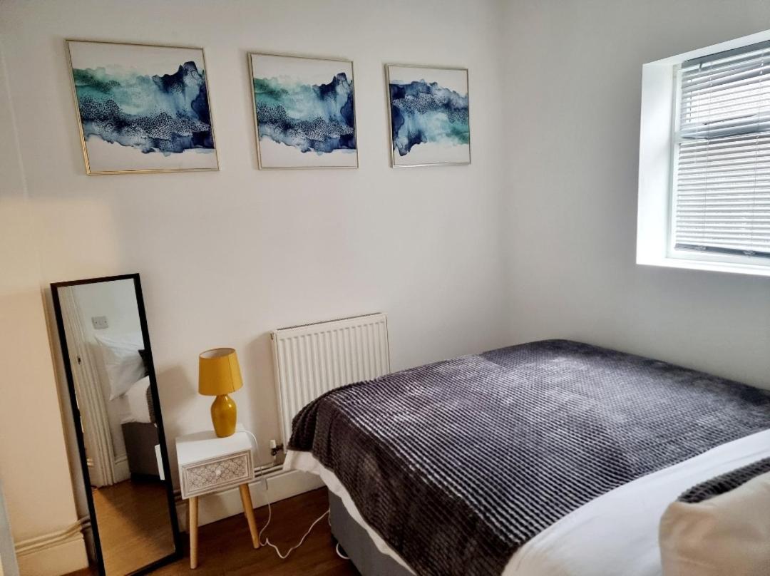 Stylish 2 Bedroom Sleeps 5 - 3 Mins Walk To Mile End Station Apartment London