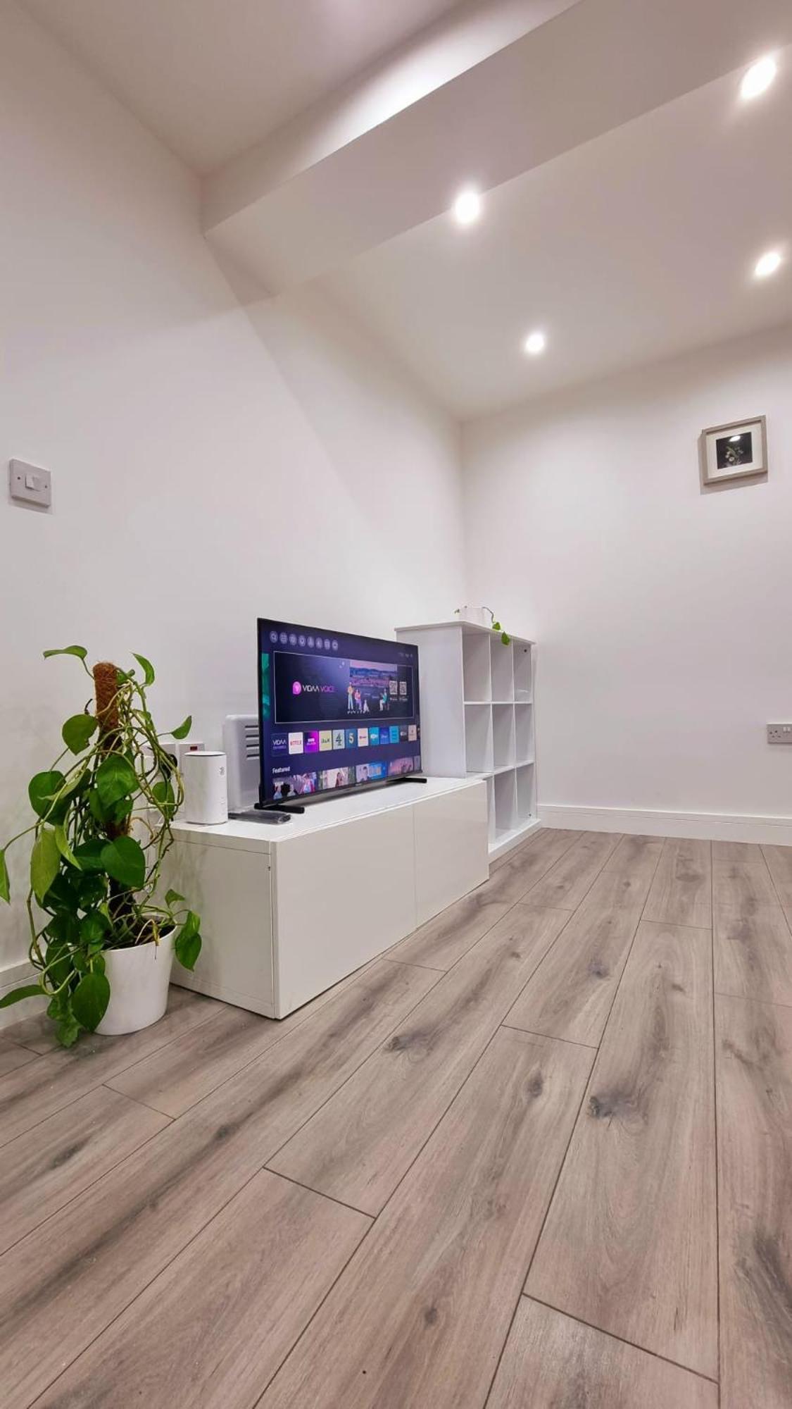 Brand New Flat Close To Turnpike Lane Tube Station * Londen