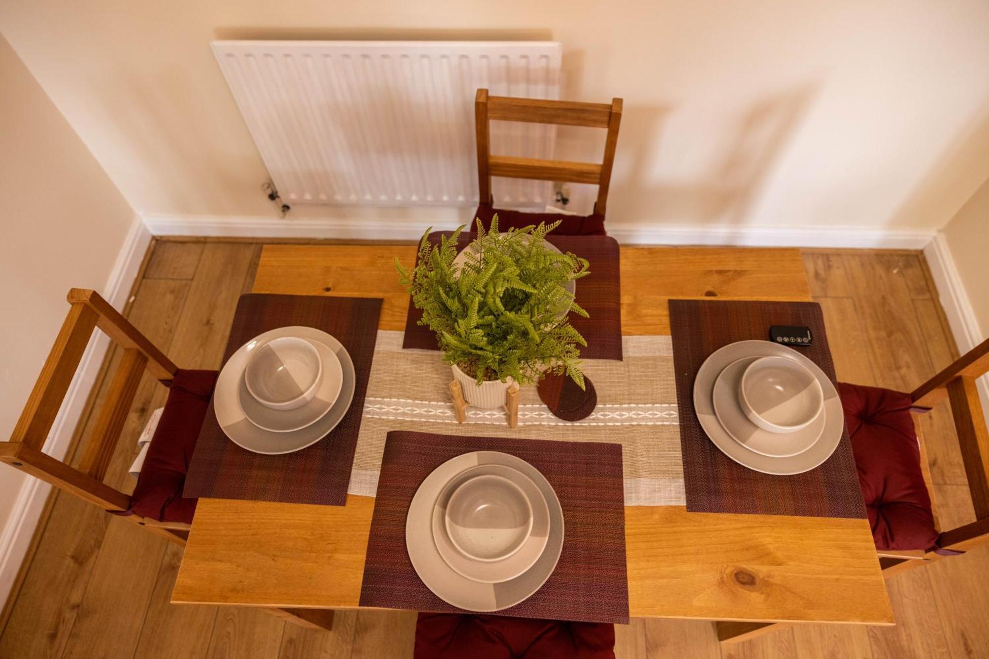 Holiday home 3kingbr&sofabed-garden-aircon-bbq-parkg London