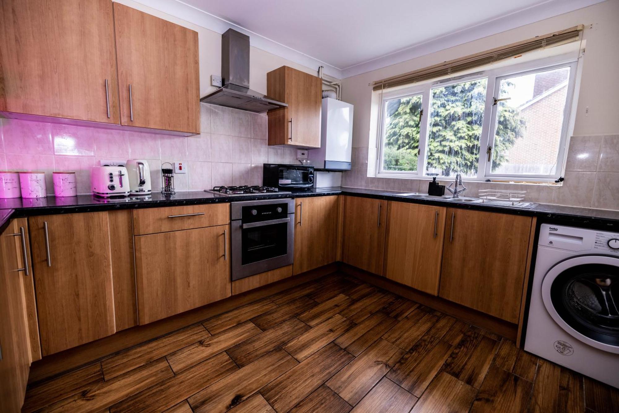 Holiday home 3kingbr&sofabed-garden-aircon-bbq-parkg