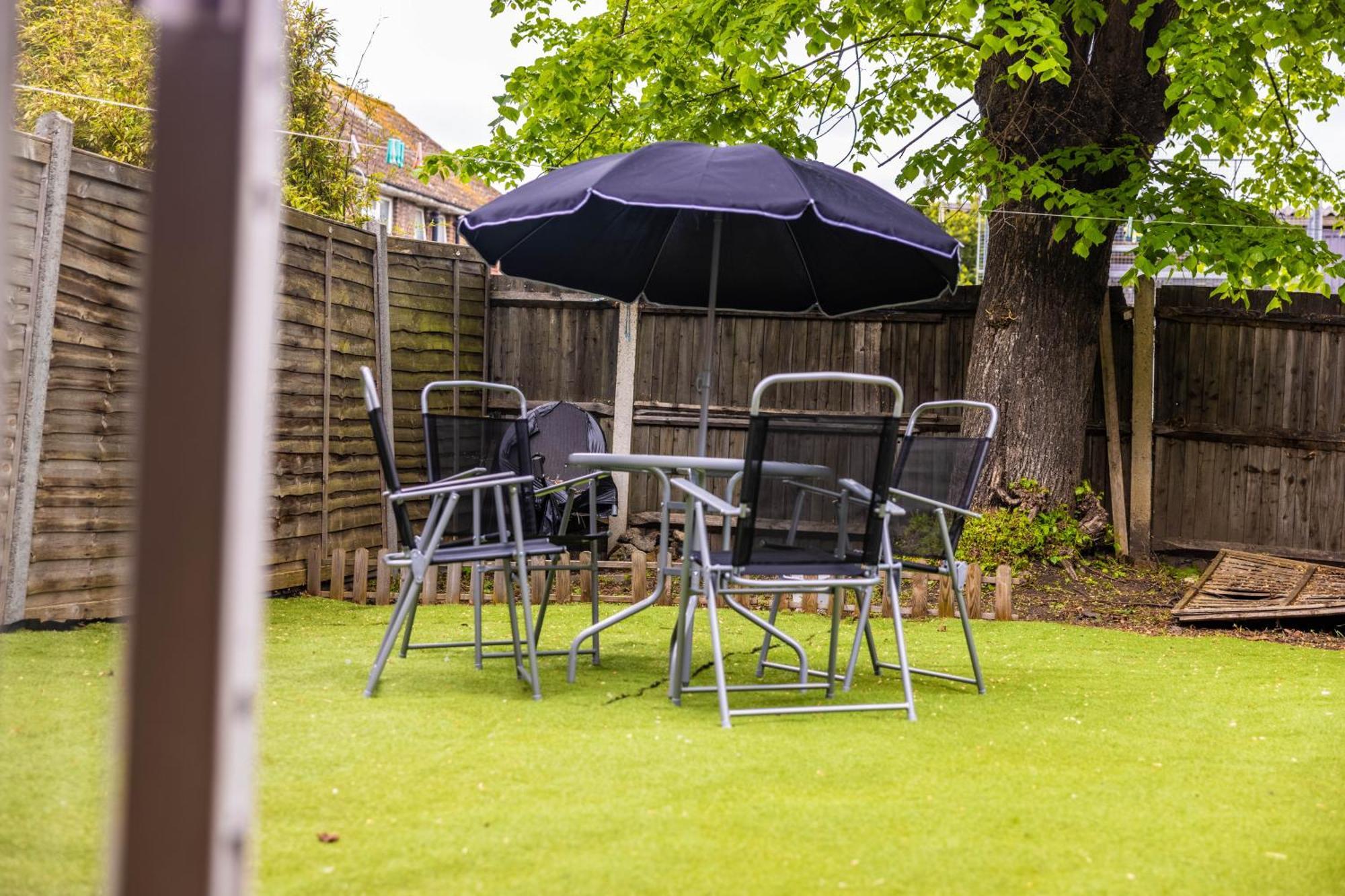 3kingbr&sofabed-garden-aircon-bbq-parkg Holiday home