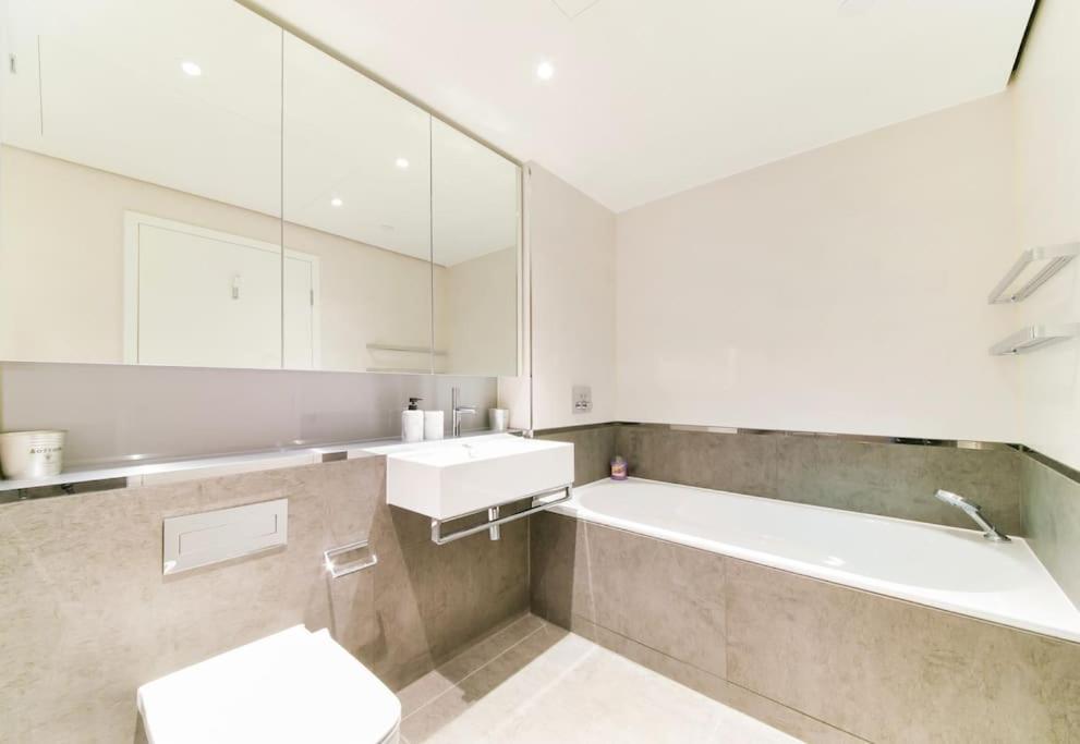 Apartment Luxury 3 Bedroom Battersea Power *