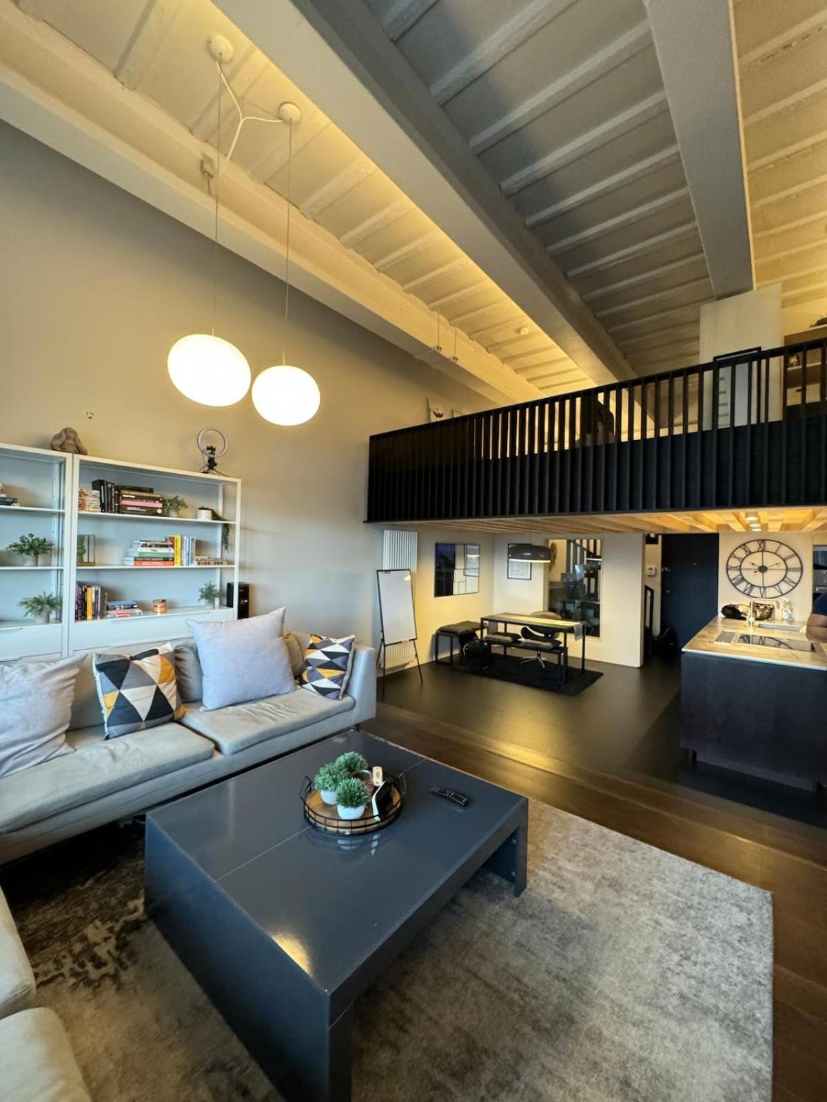 Industrial-chic 1bd Loft By The River Fulham! Apartment London