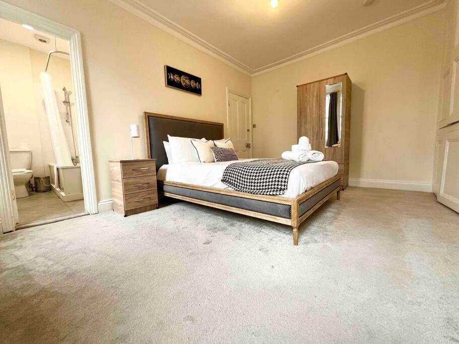 4 Bed Apartment- Archway Station Apartment London