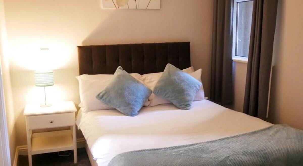 Wood Budget - Next To Mall & Metro Station - 10 Min To Center * London