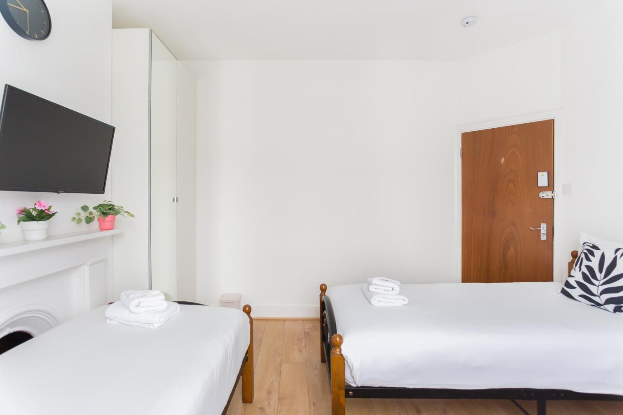 Holiday home Wood Budget - Next To Mall & Metro Station - 10 Min To Center London