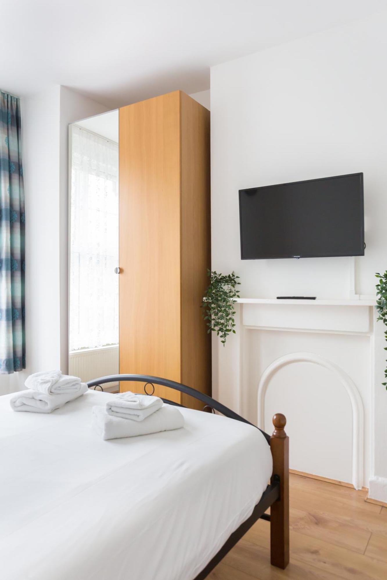 Wood Budget - Next To Mall & Metro Station - 10 Min To Center *