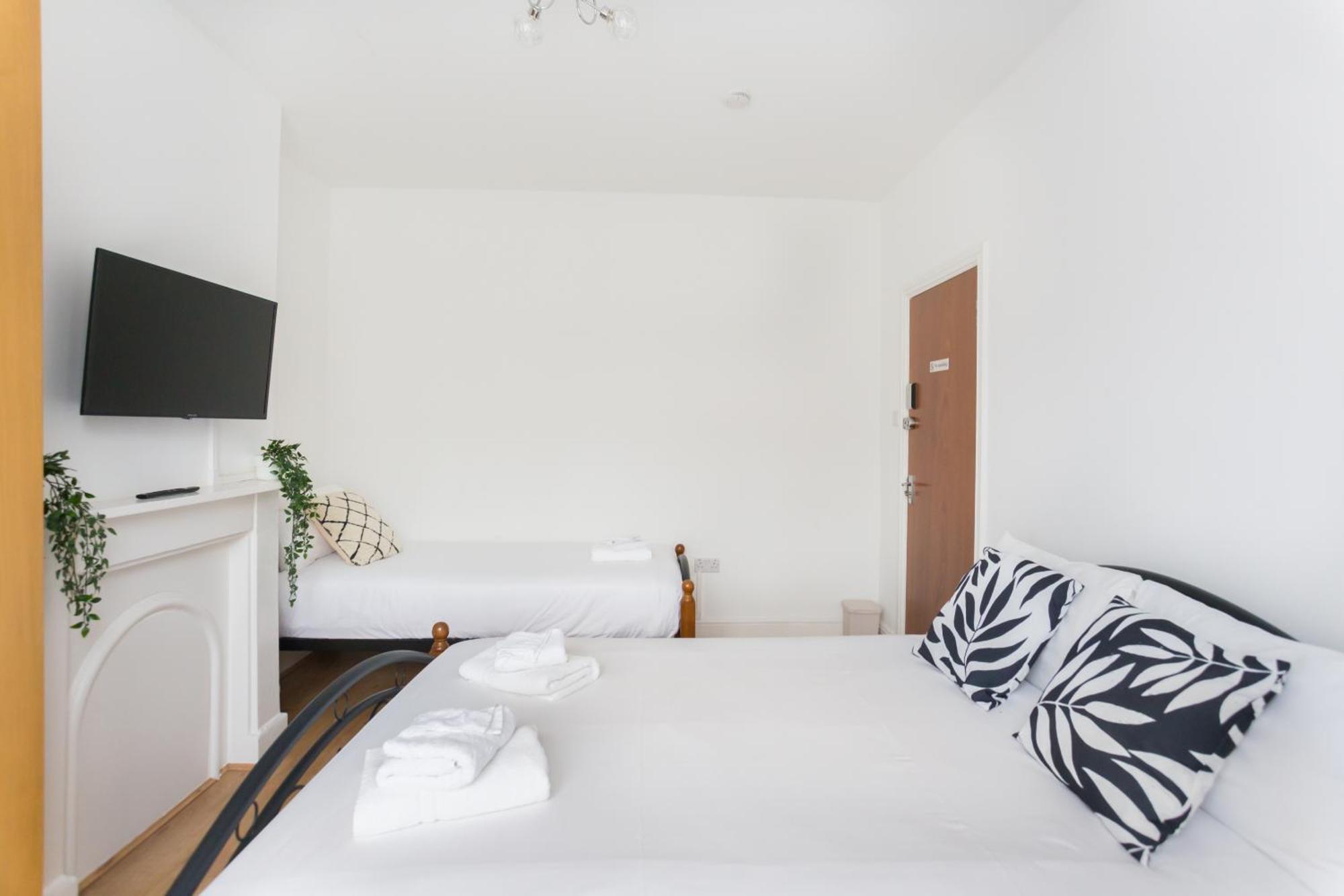 Wood Budget - Next To Mall & Metro Station - 10 Min To Center *