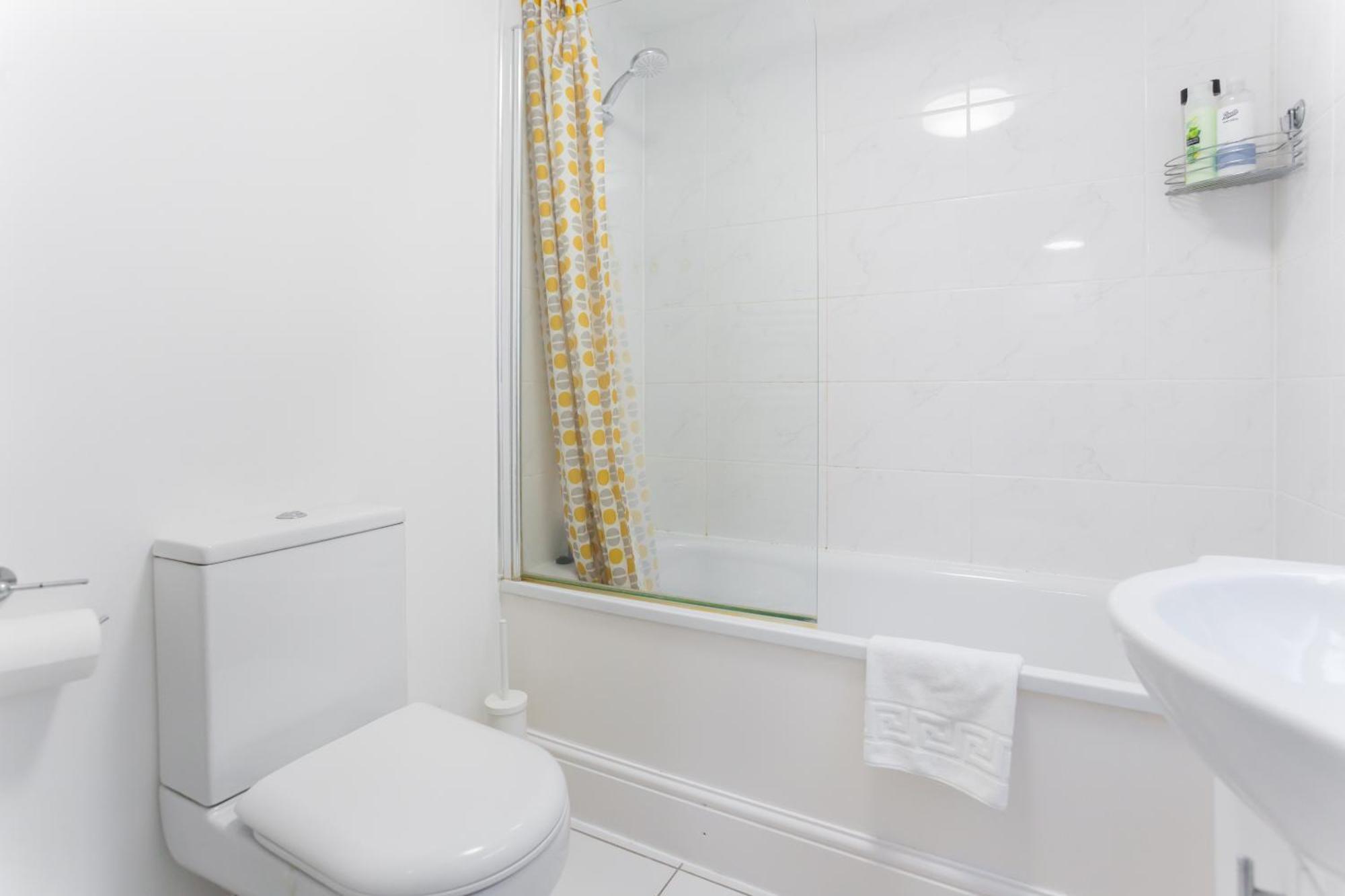 Wood Budget - Next To Mall & Metro Station - 10 Min To Center