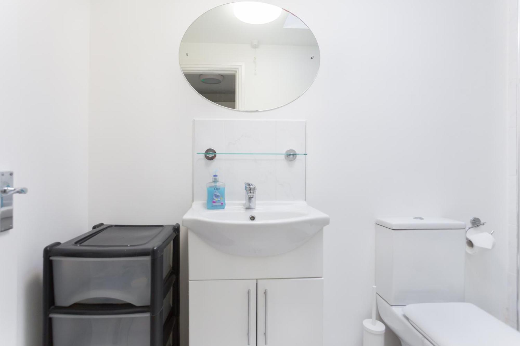 Holiday home Wood Budget - Next To Mall & Metro Station - 10 Min To Center *