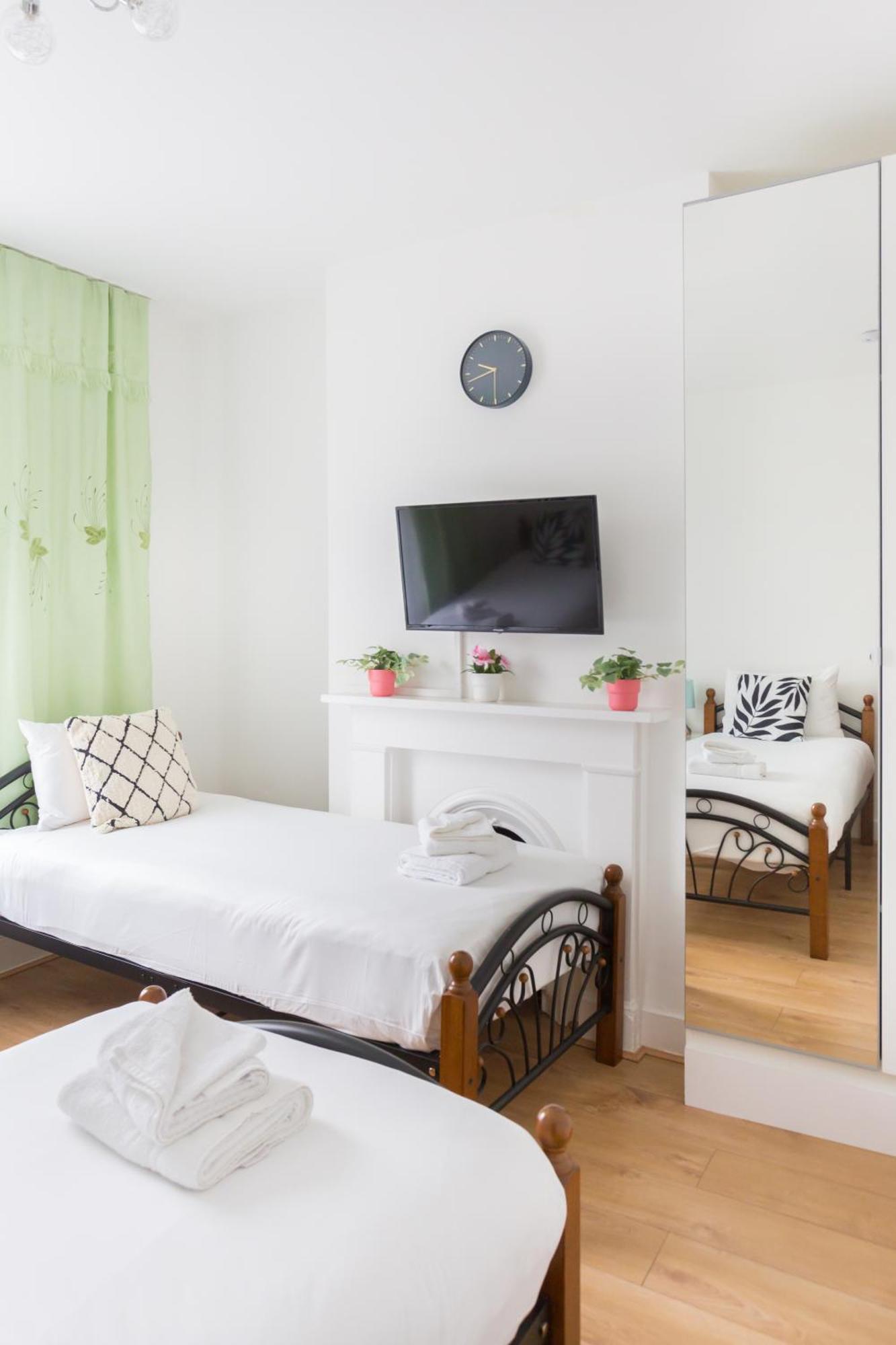 Wood Budget - Next To Mall & Metro Station - 10 Min To Center Holiday home *