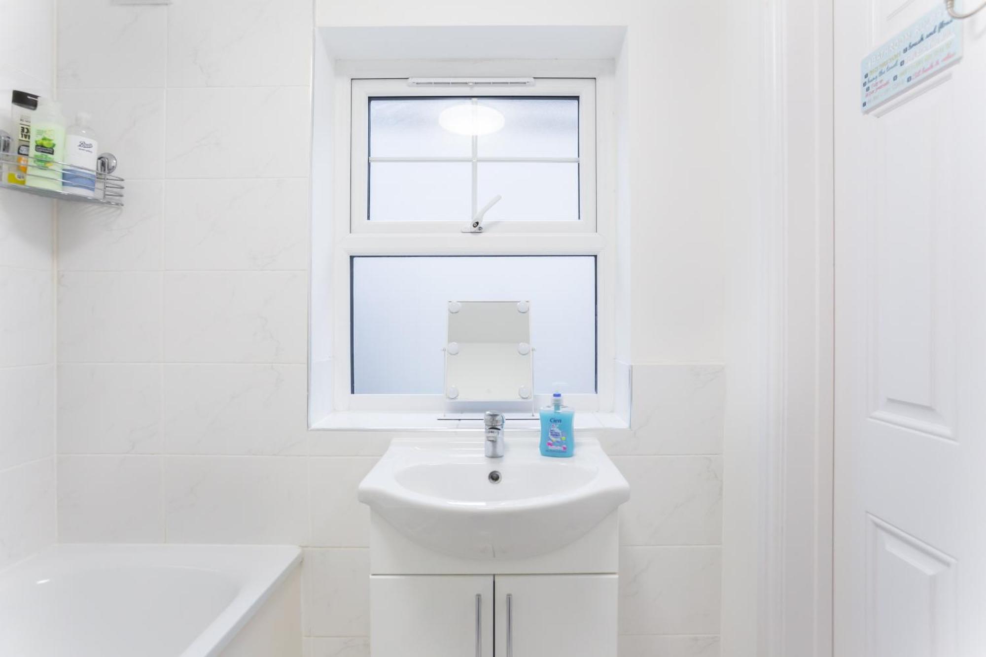 Holiday home Wood Budget - Next To Mall & Metro Station - 10 Min To Center London