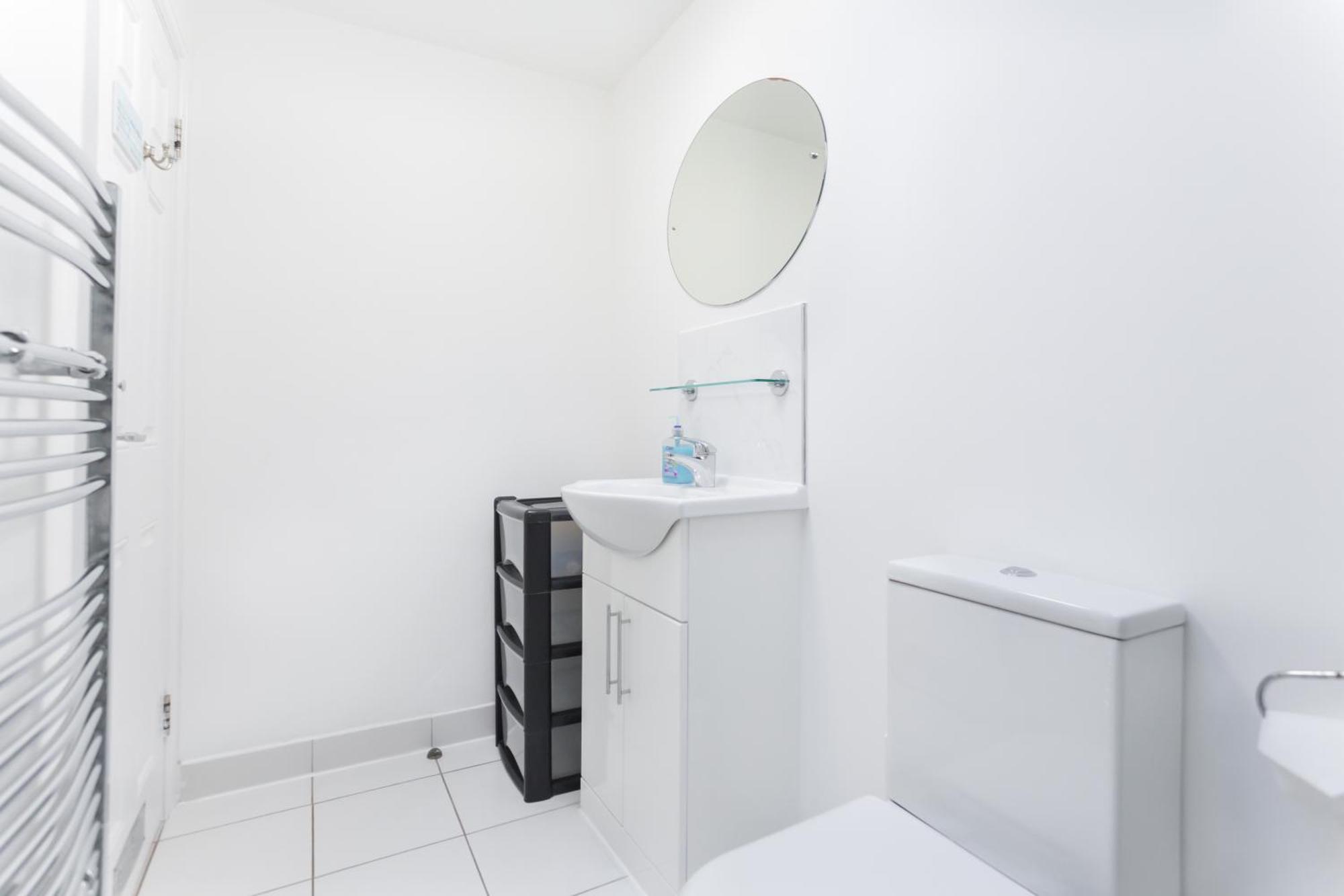 Holiday home Wood Budget - Next To Mall & Metro Station - 10 Min To Center