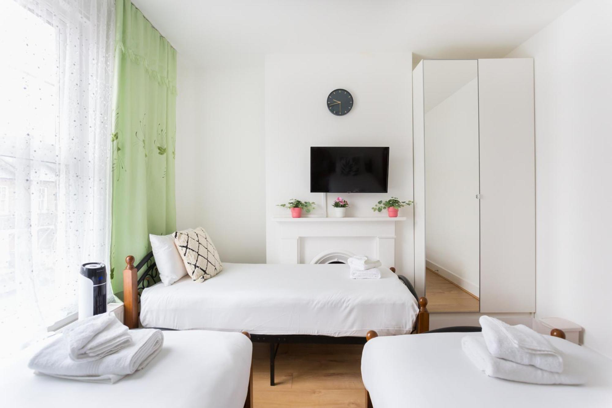 Wood Budget - Next To Mall & Metro Station - 10 Min To Center * London