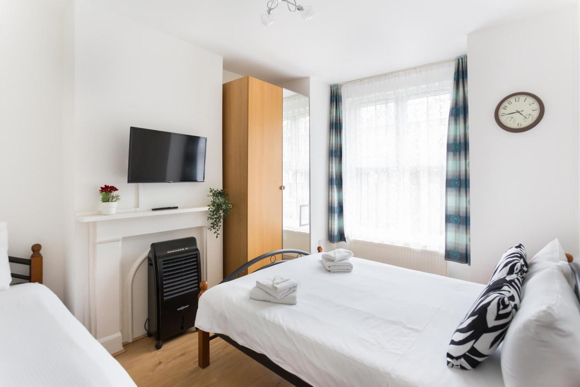 Holiday home Wood Budget - Next To Mall & Metro Station - 10 Min To Center *