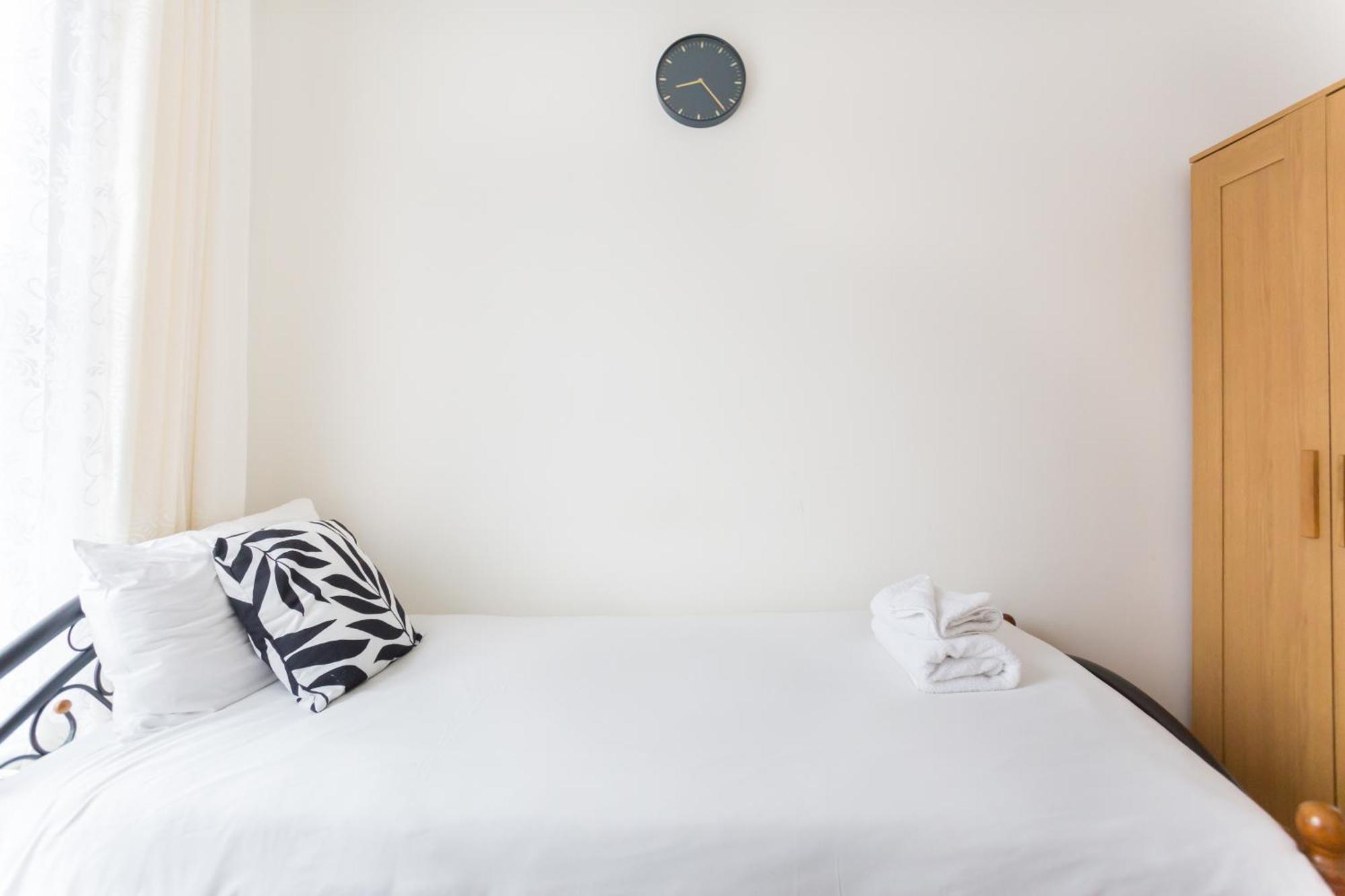 Wood Budget - Next To Mall & Metro Station - 10 Min To Center * London