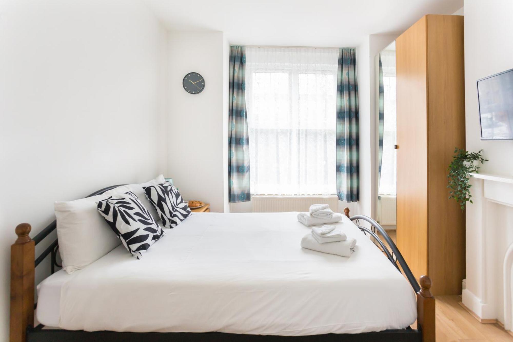 Holiday home Wood Budget - Next To Mall & Metro Station - 10 Min To Center *