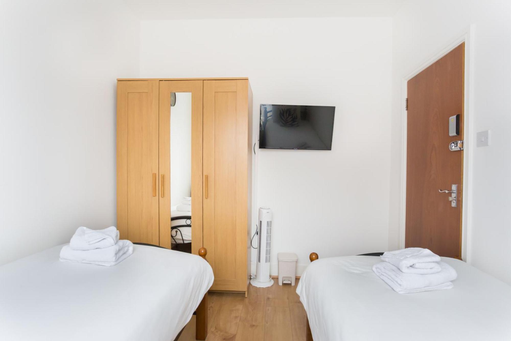 Holiday home Wood Budget - Next To Mall & Metro Station - 10 Min To Center London