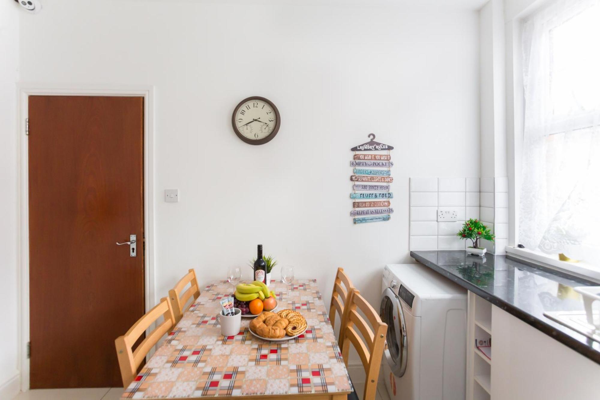 Wood Budget - Next To Mall & Metro Station - 10 Min To Center * London