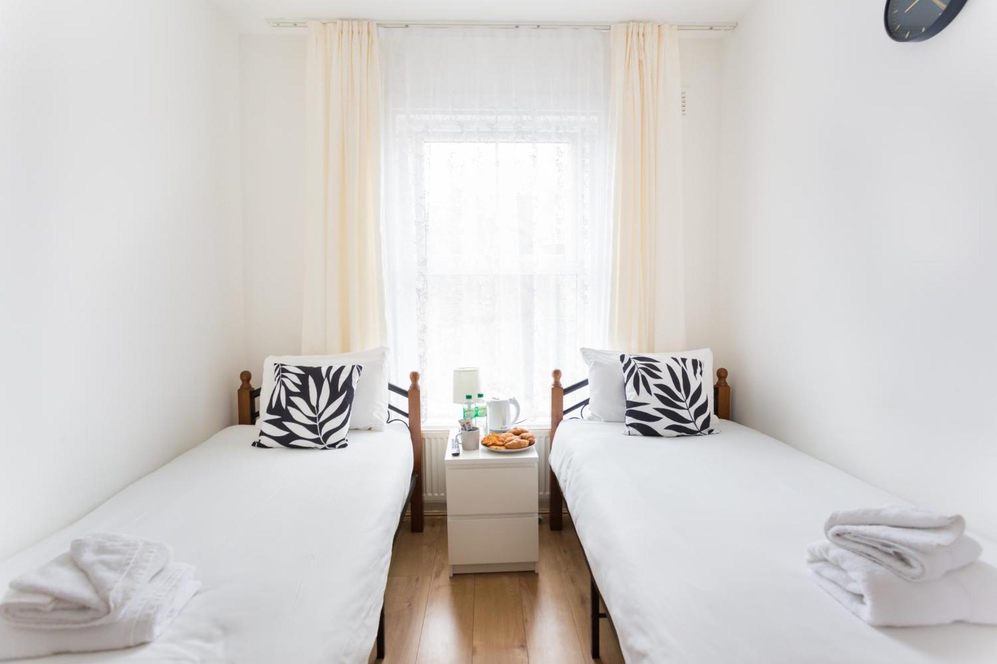 Wood Budget - Next To Mall & Metro Station - 10 Min To Center Holiday home London