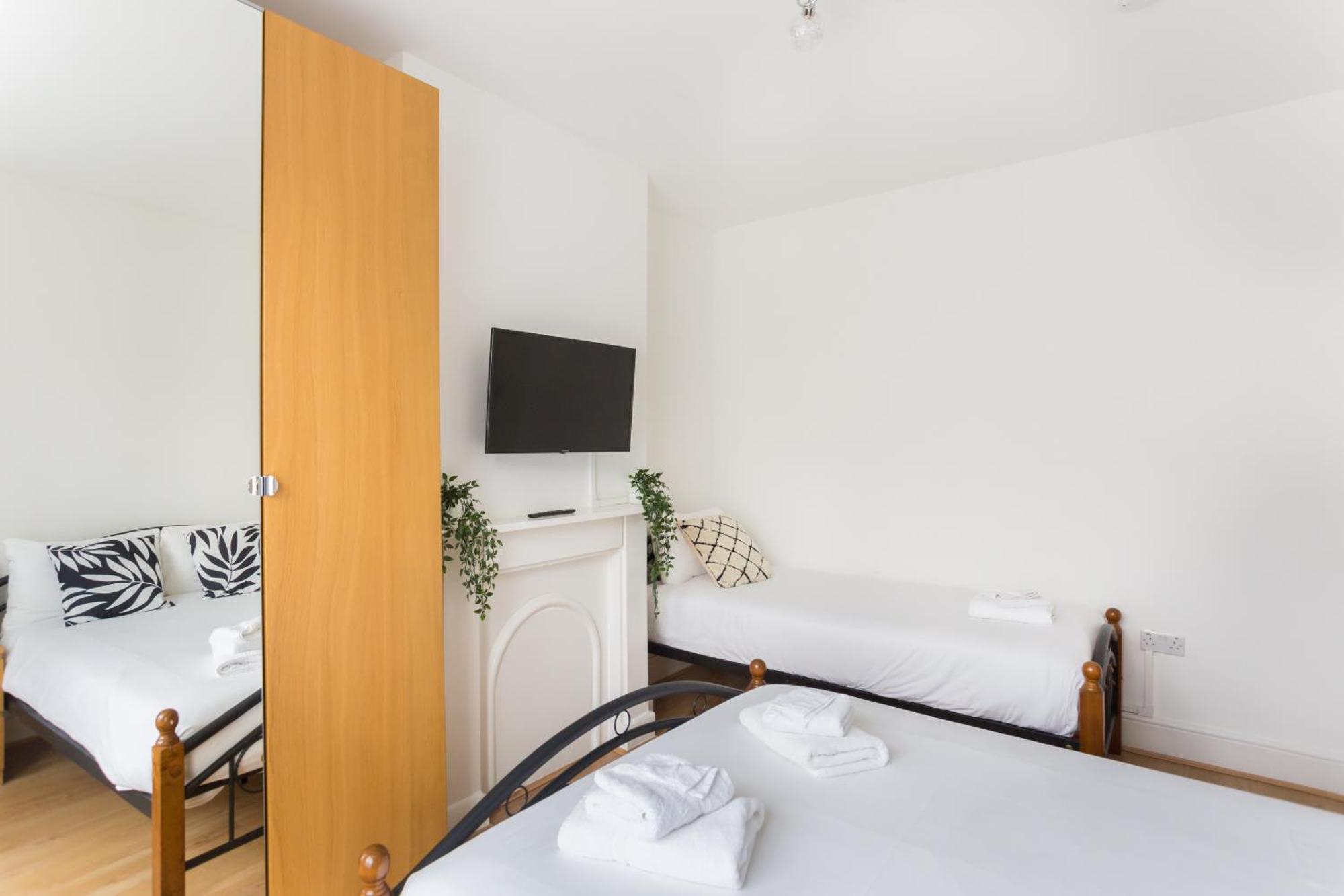 Wood Budget - Next To Mall & Metro Station - 10 Min To Center