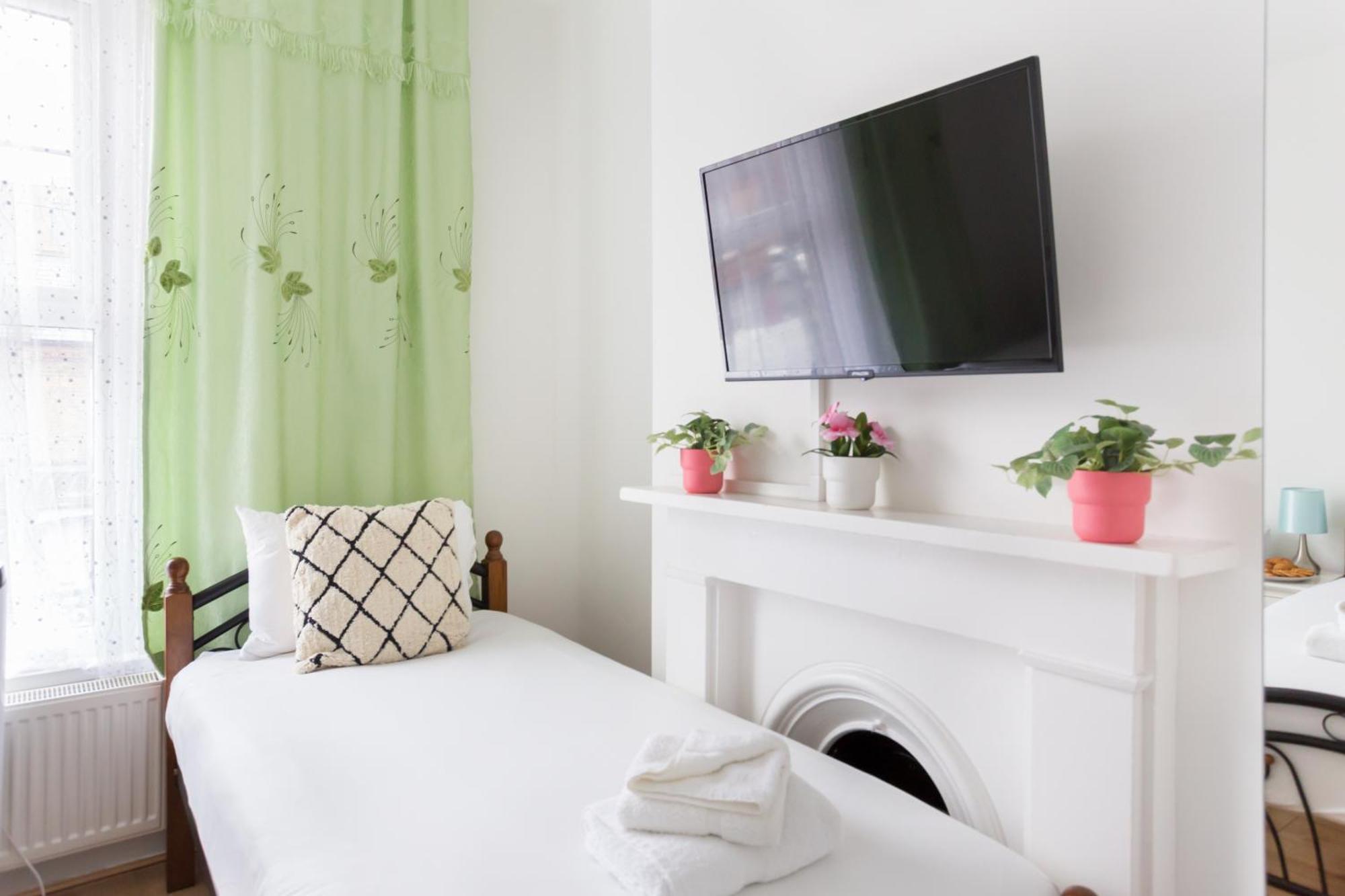 Wood Budget - Next To Mall & Metro Station - 10 Min To Center Holiday home *