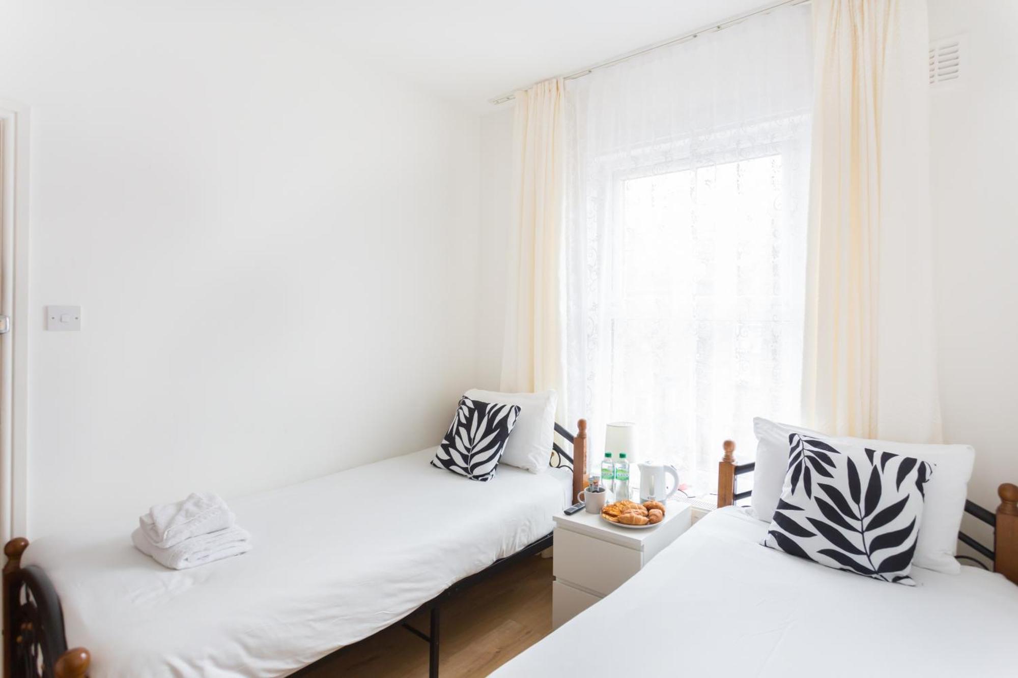 Holiday home Wood Budget - Next To Mall & Metro Station - 10 Min To Center London