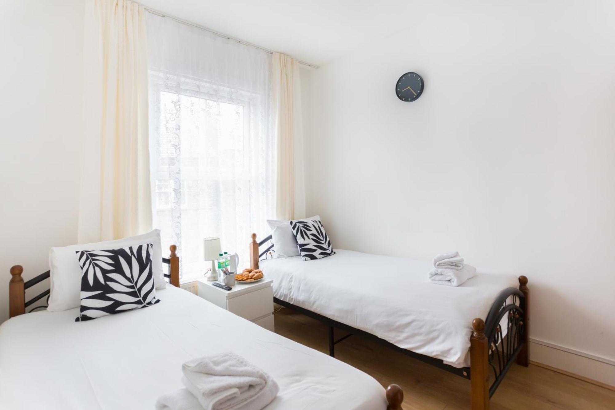 Wood Budget - Next To Mall & Metro Station - 10 Min To Center * London