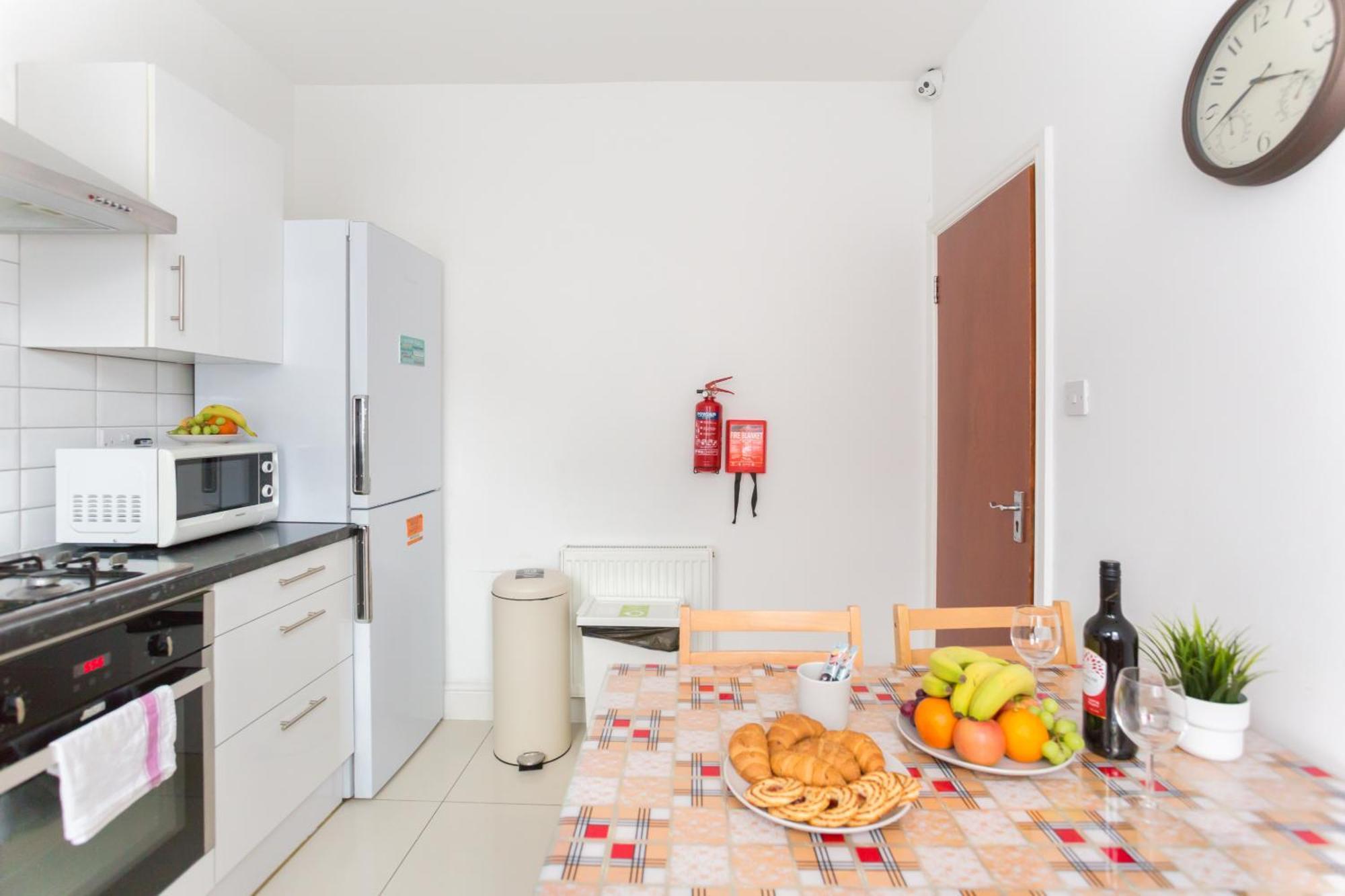 Wood Budget - Next To Mall & Metro Station - 10 Min To Center Holiday home London