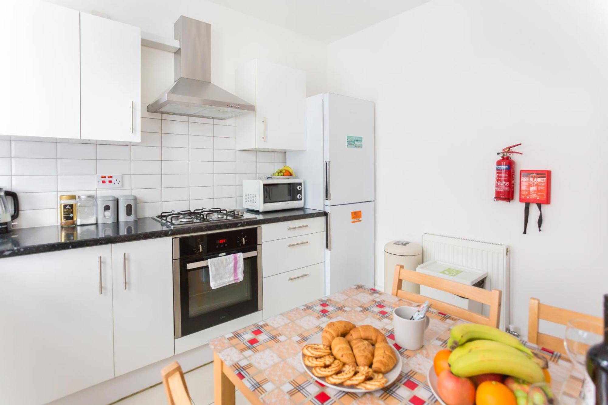 Wood Budget - Next To Mall & Metro Station - 10 Min To Center London
