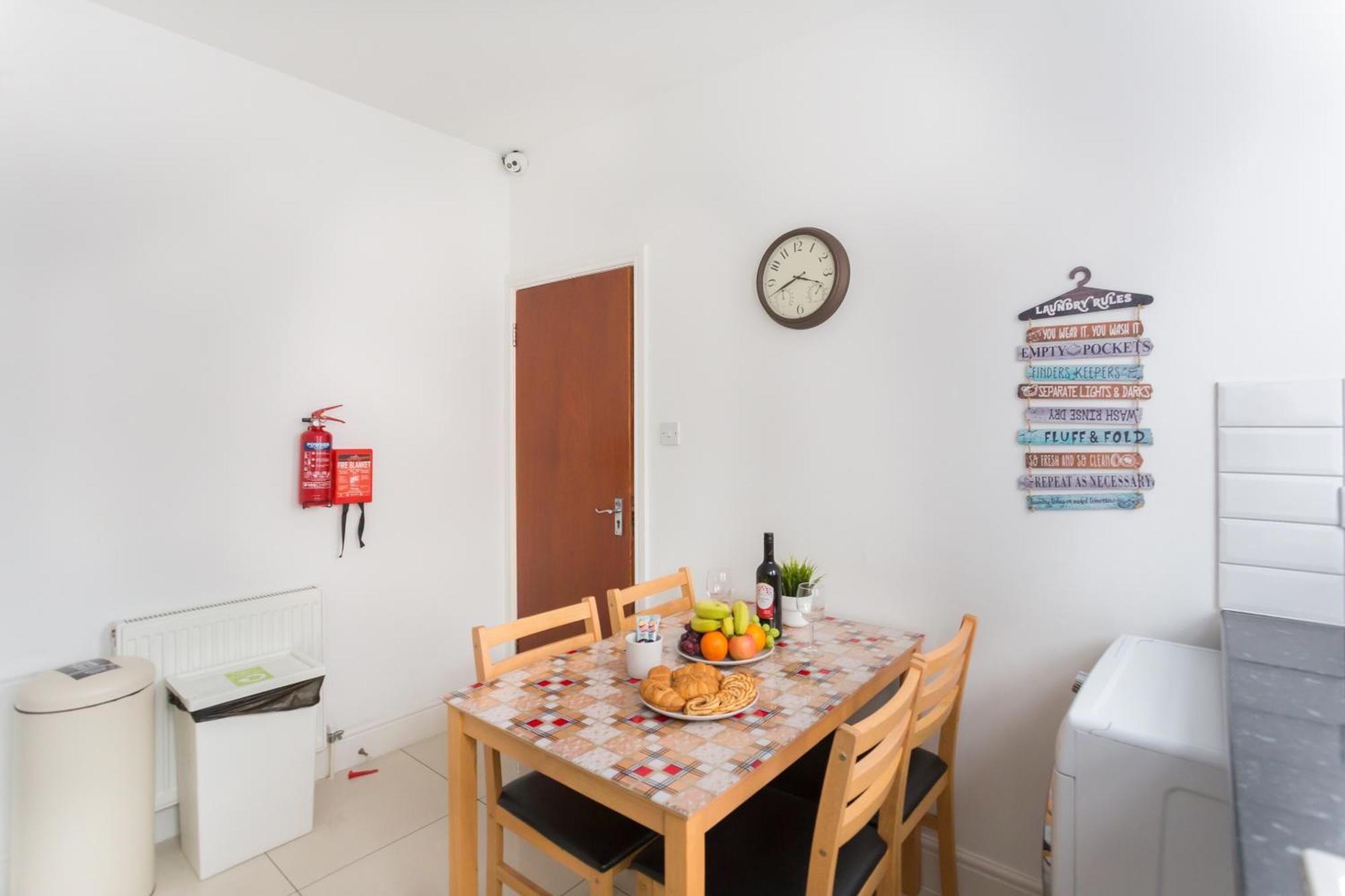 Holiday home Wood Budget - Next To Mall & Metro Station - 10 Min To Center *