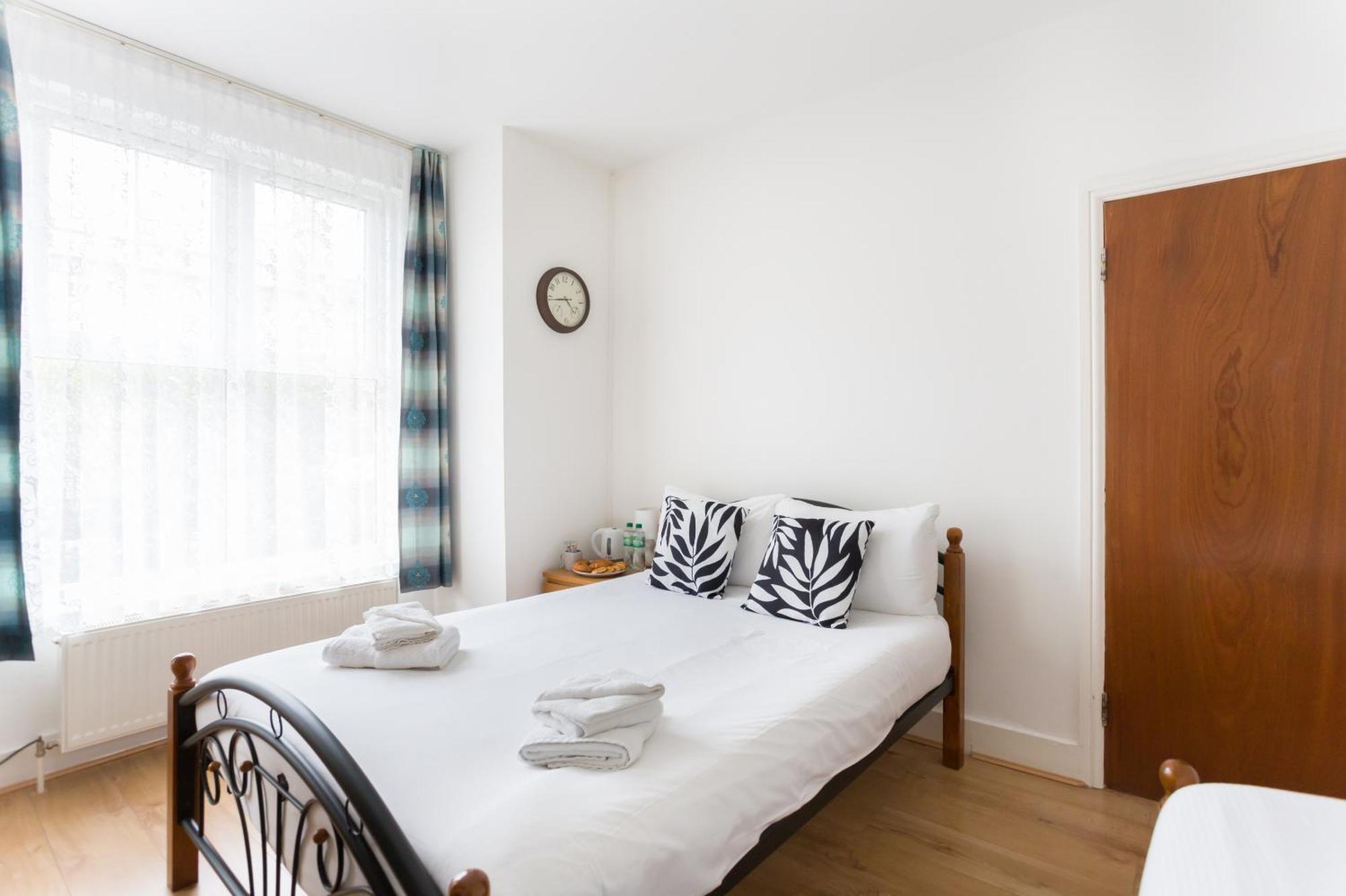 Wood Budget - Next To Mall & Metro Station - 10 Min To Center * London