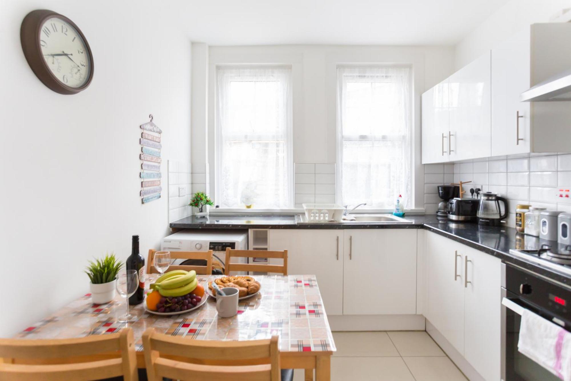 Wood Budget - Next To Mall & Metro Station - 10 Min To Center London