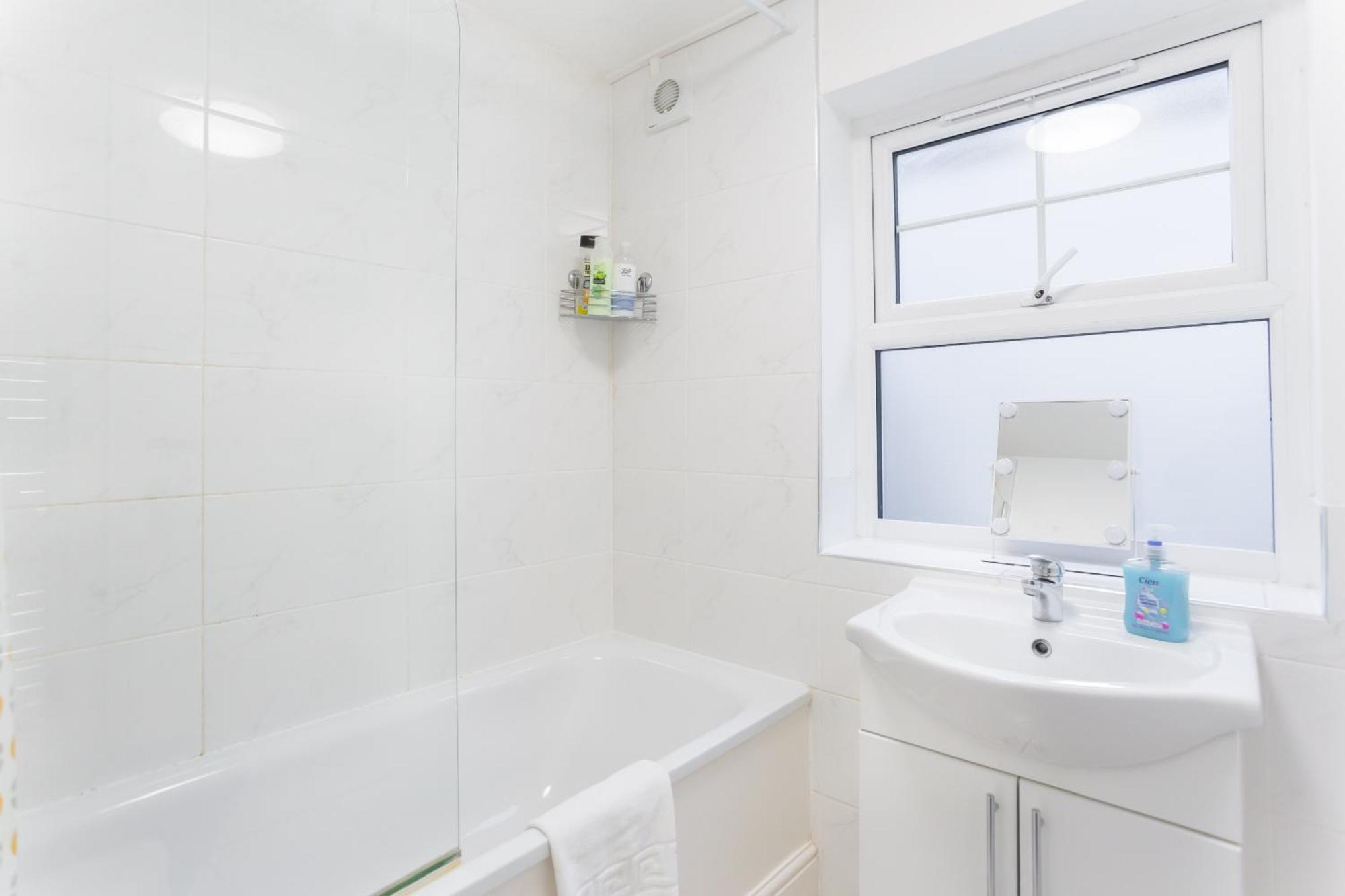 Wood Budget - Next To Mall & Metro Station - 10 Min To Center Holiday home