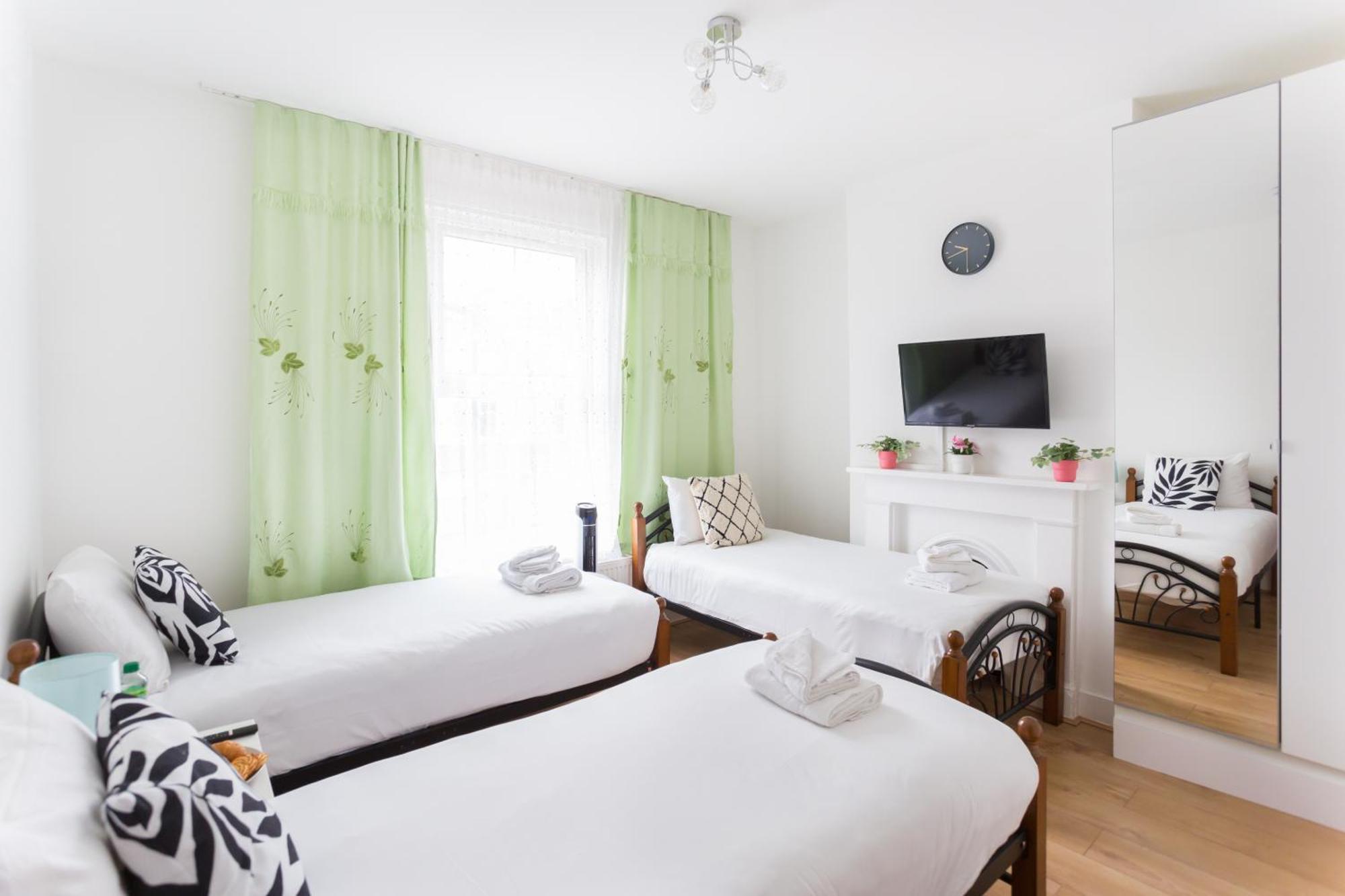 Holiday home Wood Budget - Next To Mall & Metro Station - 10 Min To Center *