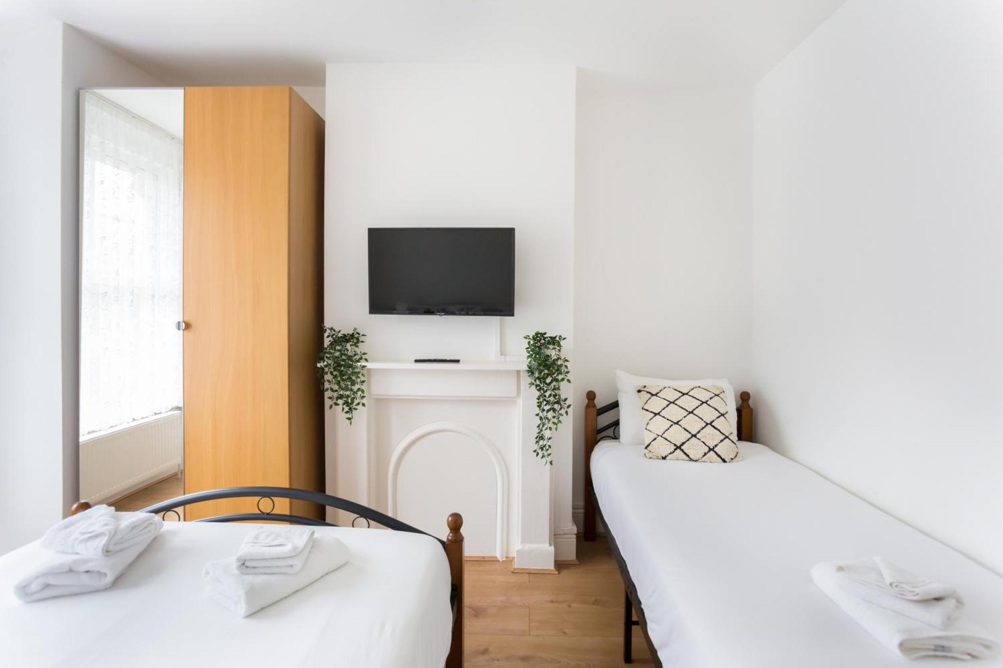 Wood Budget - Next To Mall & Metro Station - 10 Min To Center *