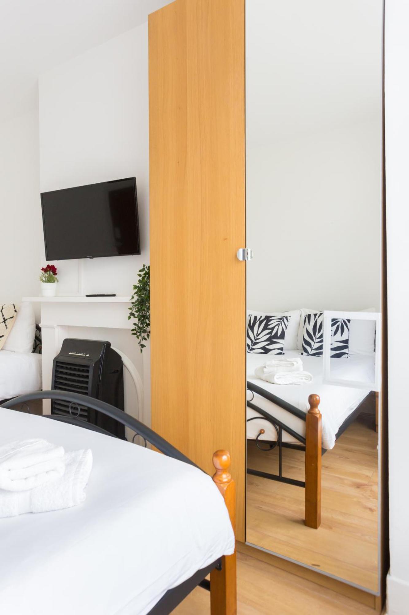 Wood Budget - Next To Mall & Metro Station - 10 Min To Center Holiday home *