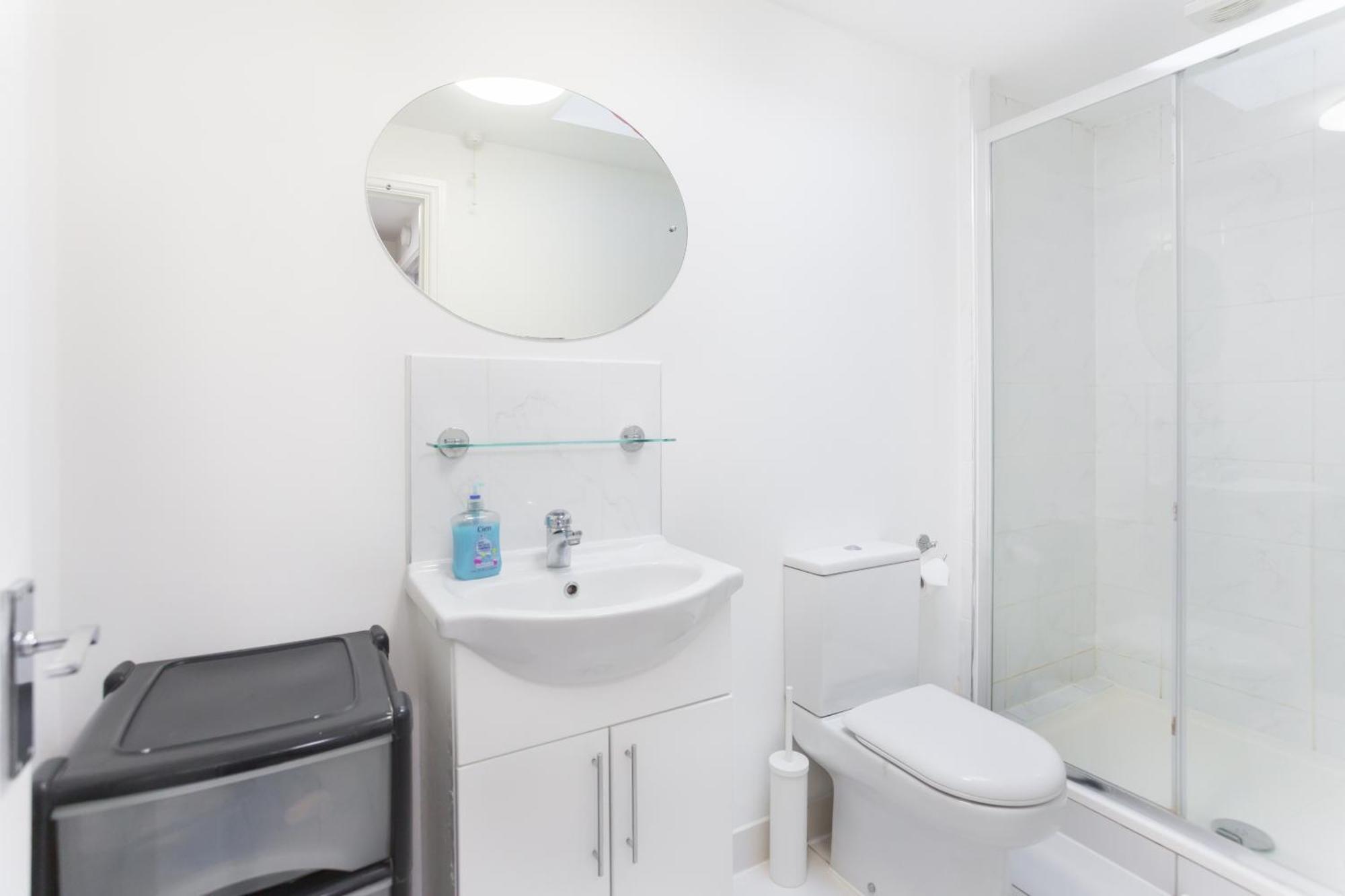Holiday home Wood Budget - Next To Mall & Metro Station - 10 Min To Center London