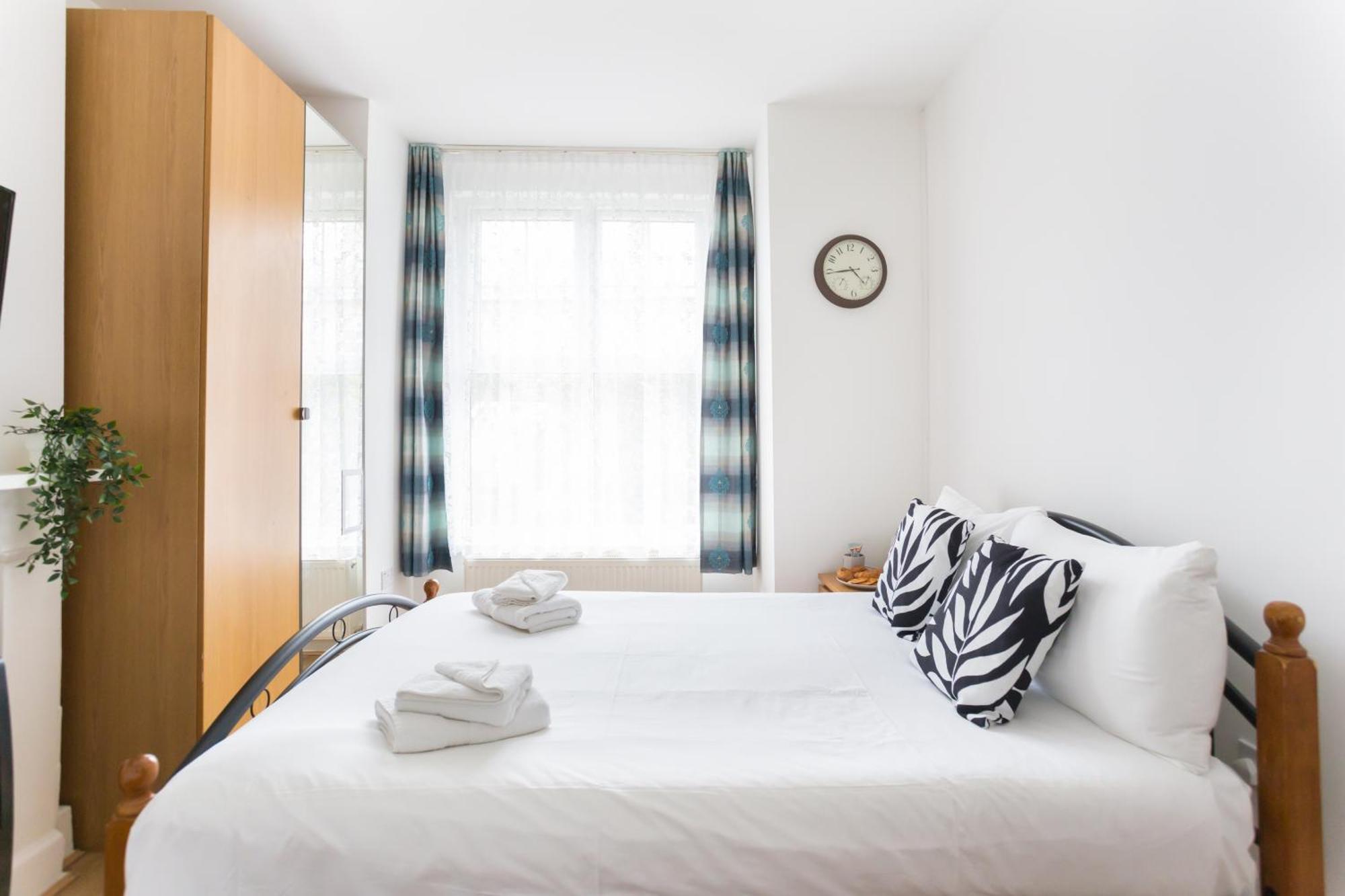 Wood Budget - Next To Mall & Metro Station - 10 Min To Center London