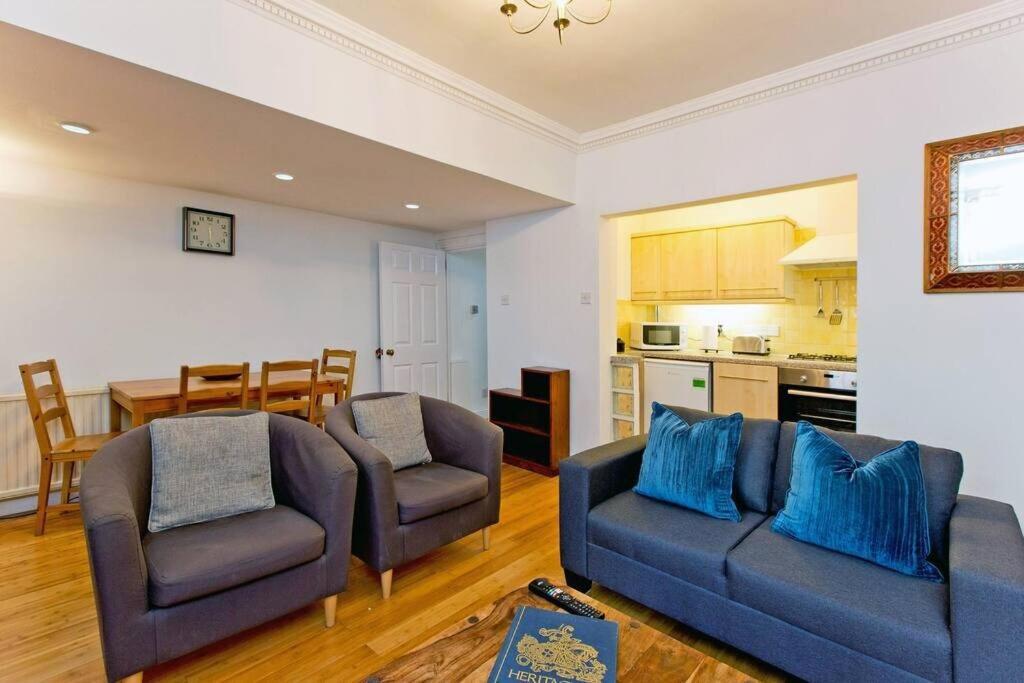 2 Bedroom Central Victoria Apartment *
