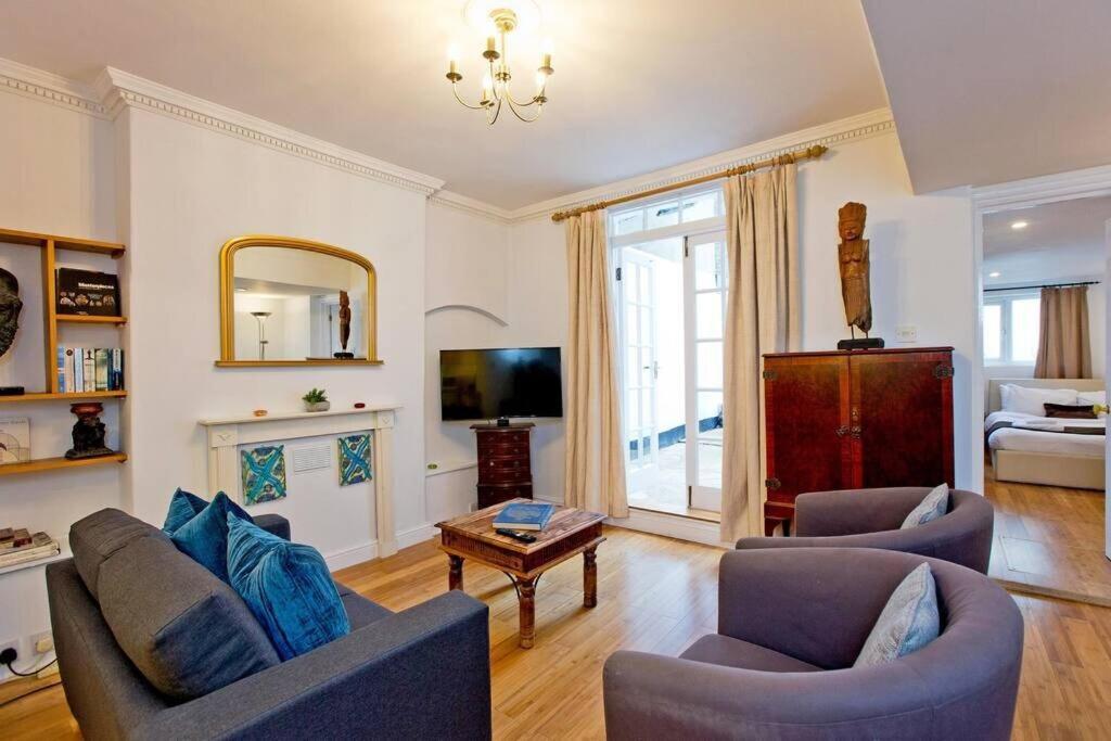 2 Bedroom Central Victoria * London