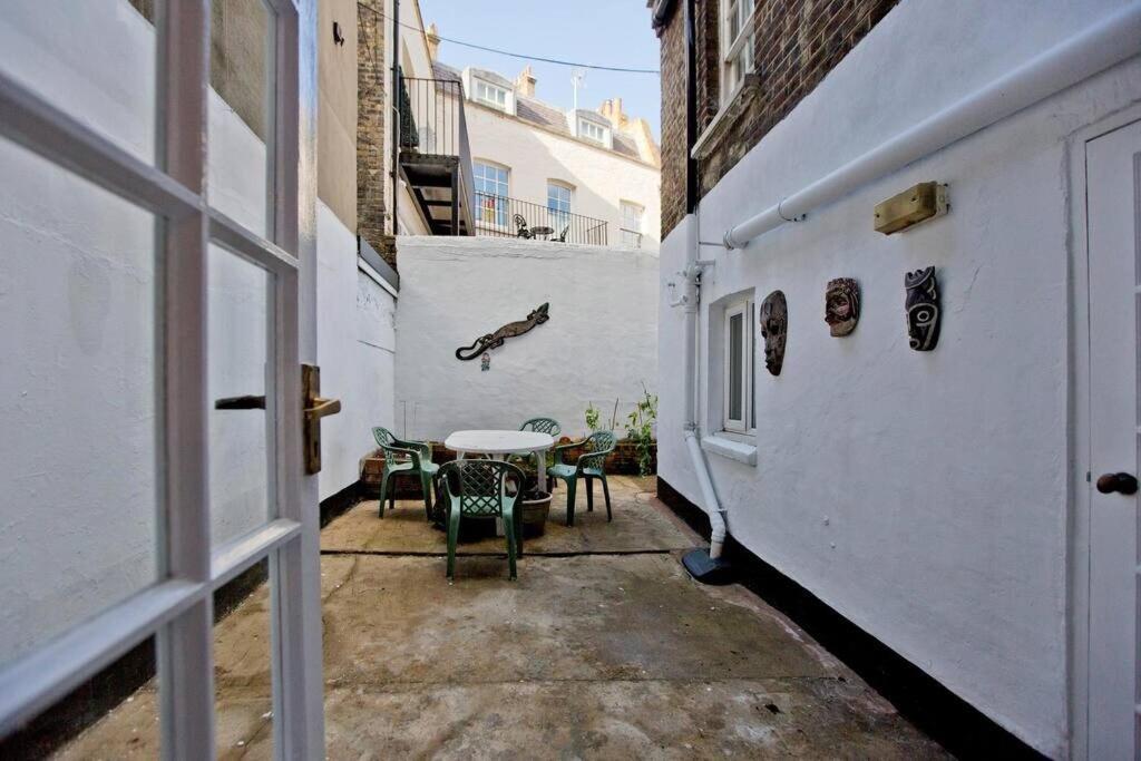 2 Bedroom Central Victoria Apartment *