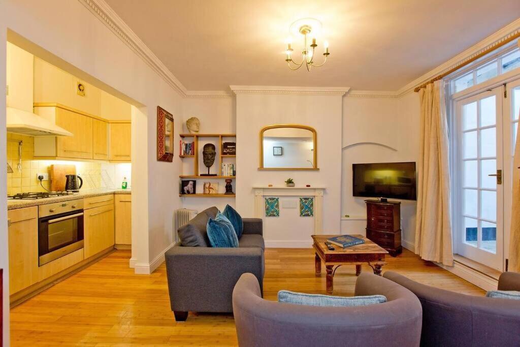 2 Bedroom Central Victoria Apartment London
