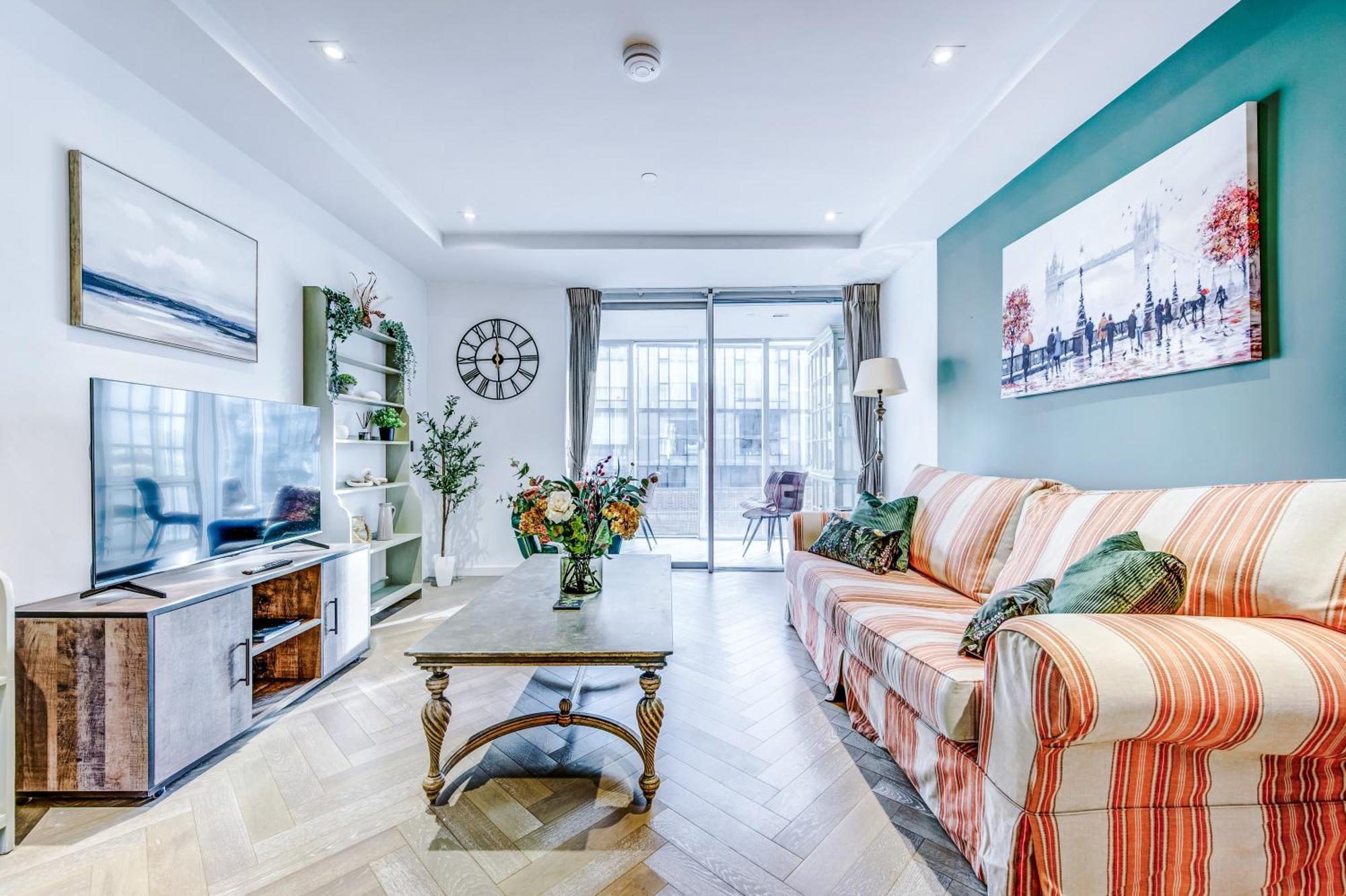 Stunning 2-bed In By 53 Degrees Property, Centre, Amazing Views! London