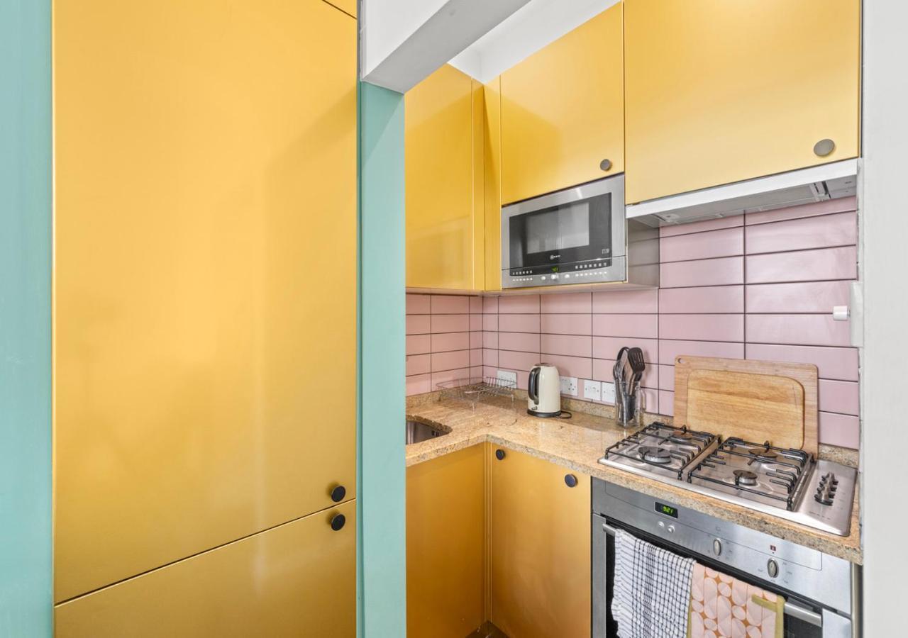 Chelsea Art Deco Balcony Apartment *