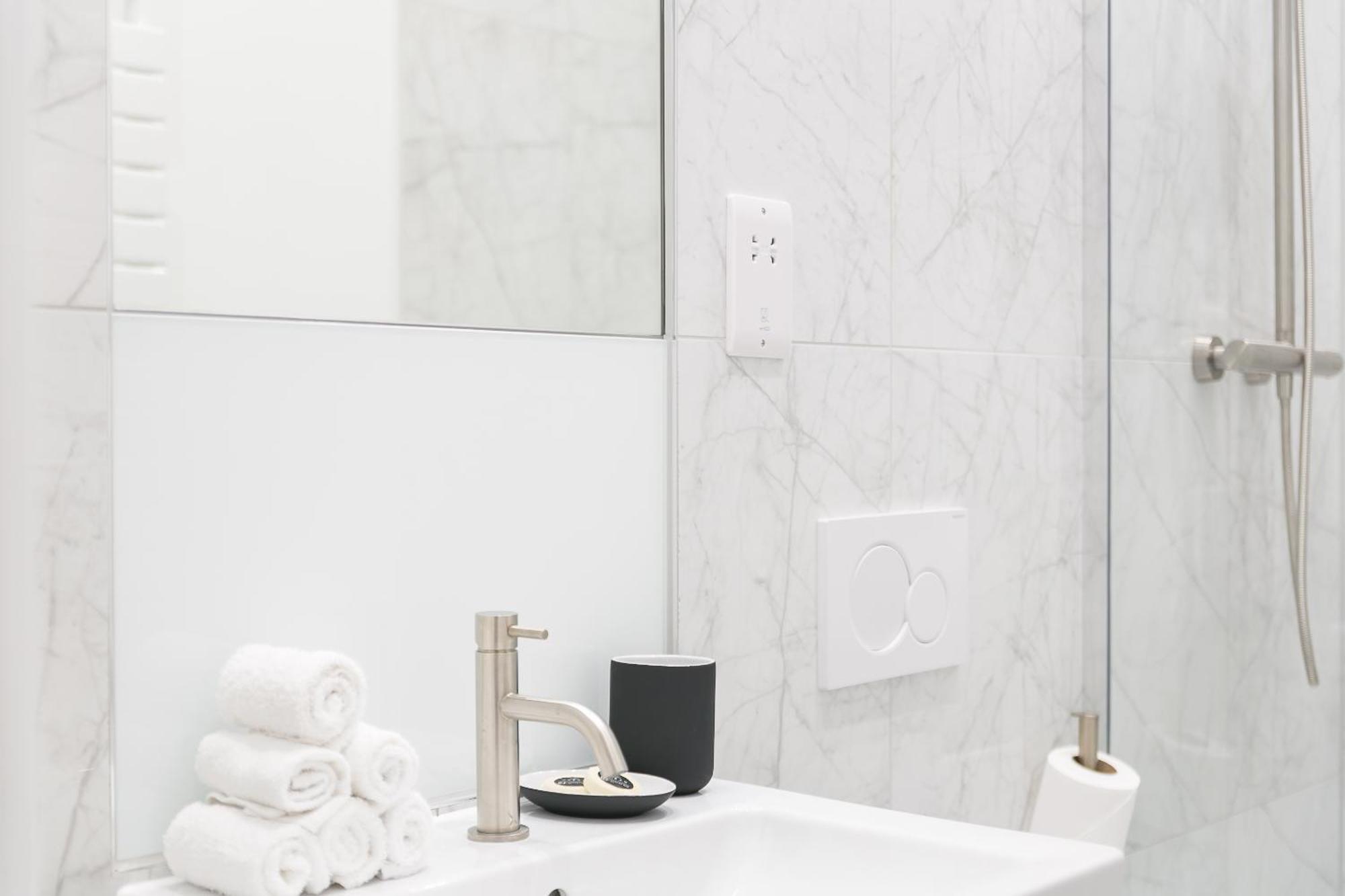 Urban Chic - Drury Apartment *