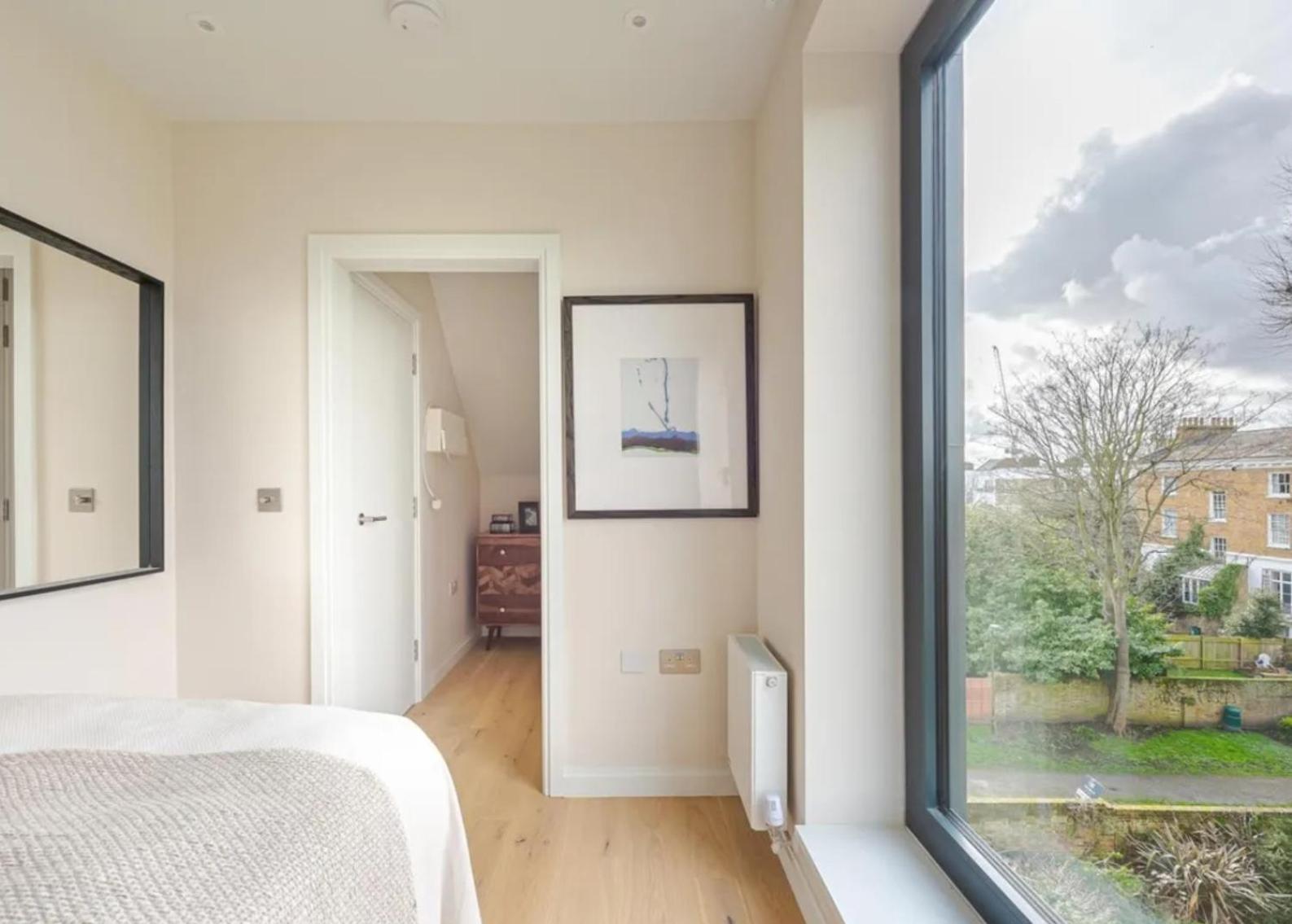 Kings Mews Elegance: City Sparrow's Premier 3-bedroom Residences Apartment *