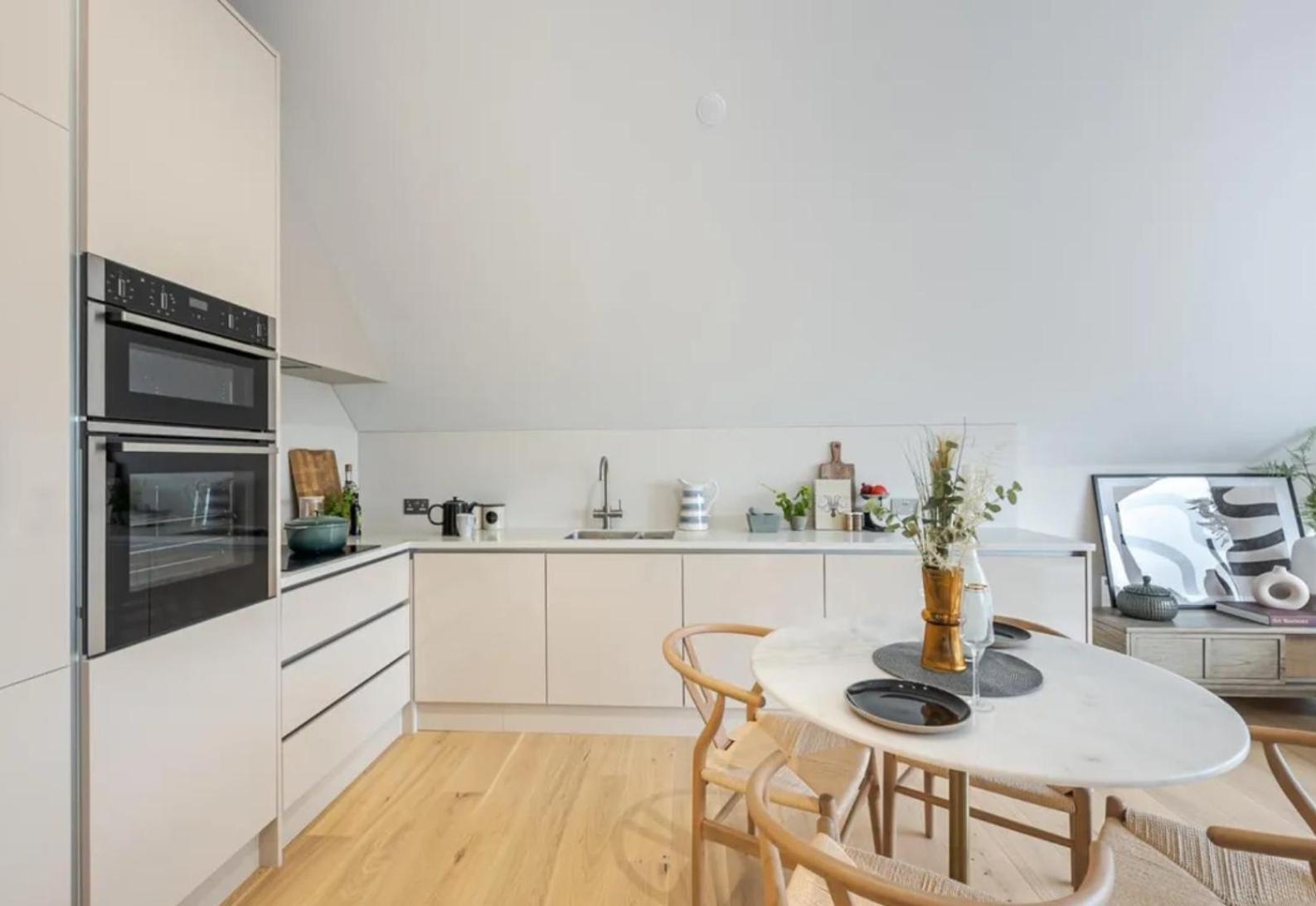 Kings Mews Elegance: City Sparrow's Premier 3-bedroom Residences Appartement *